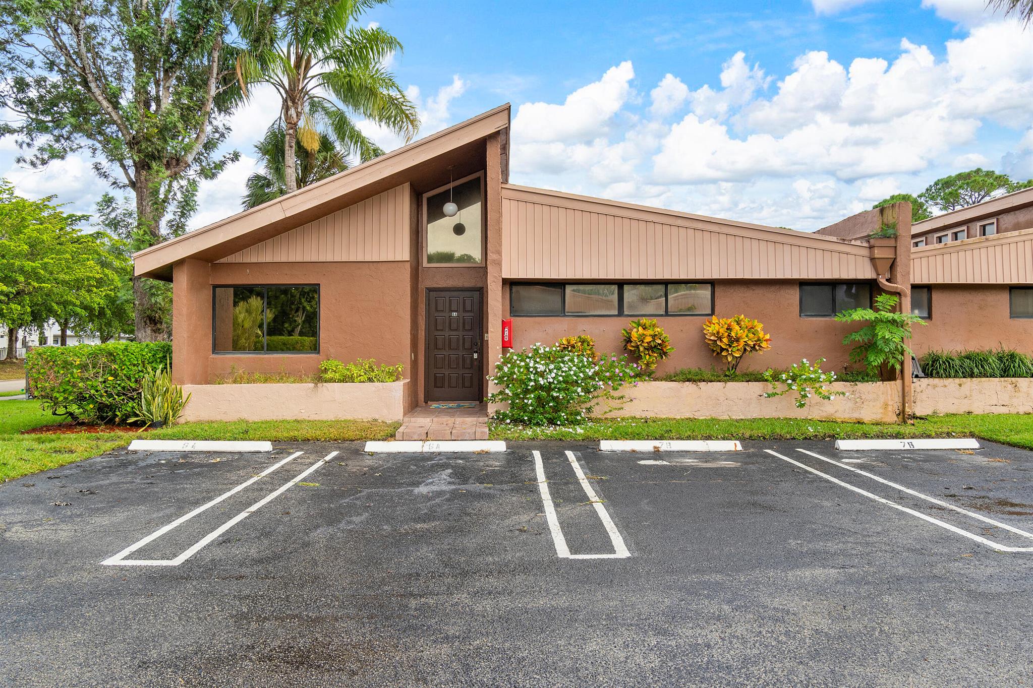MODERN VILLAS - Residential Lease