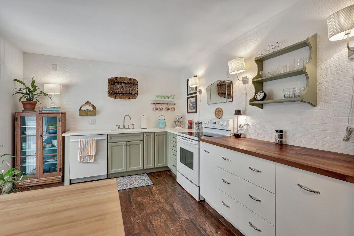 SHERWOOD LAKES - Residential