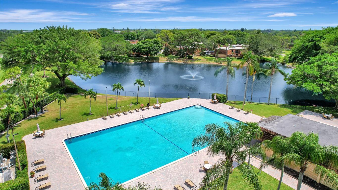 SHERWOOD LAKES - Residential