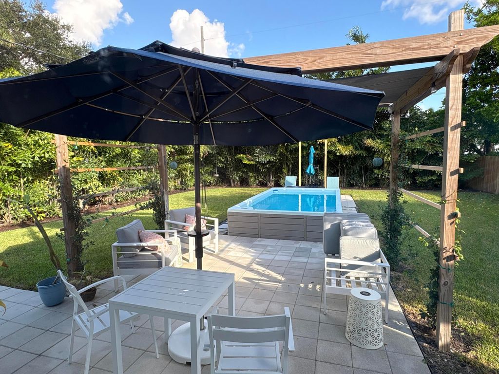 Photo of 127 SW 10th Ave, Boynton Beach, FL 33435 (MLS # B26000554)