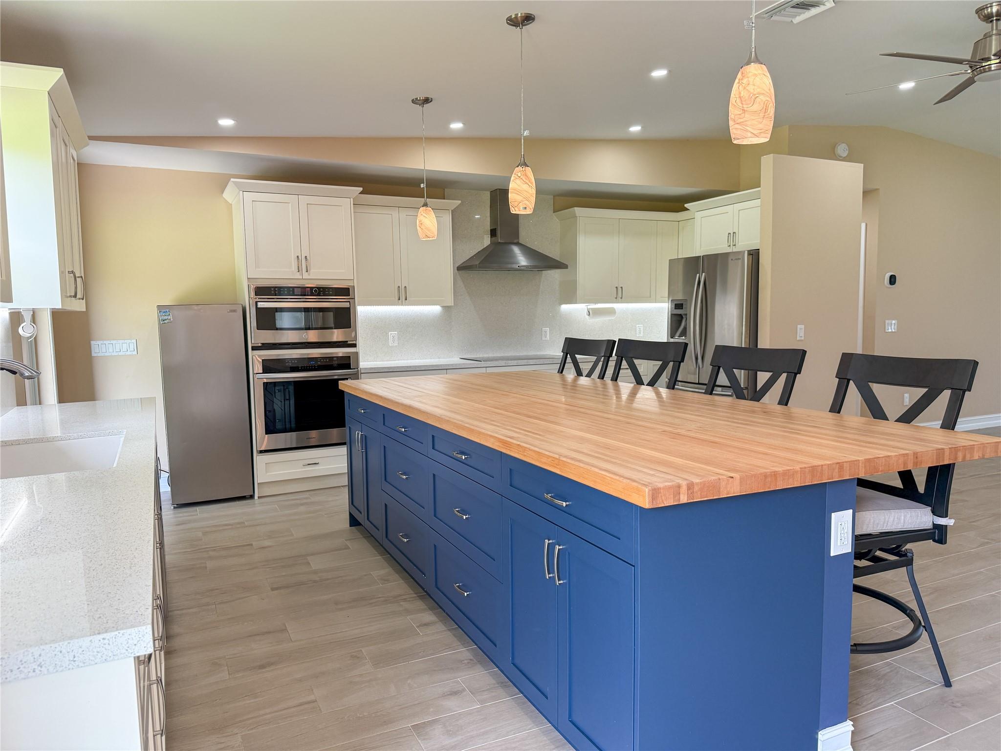ROLLING OAKS ESTATES - Residential Lease