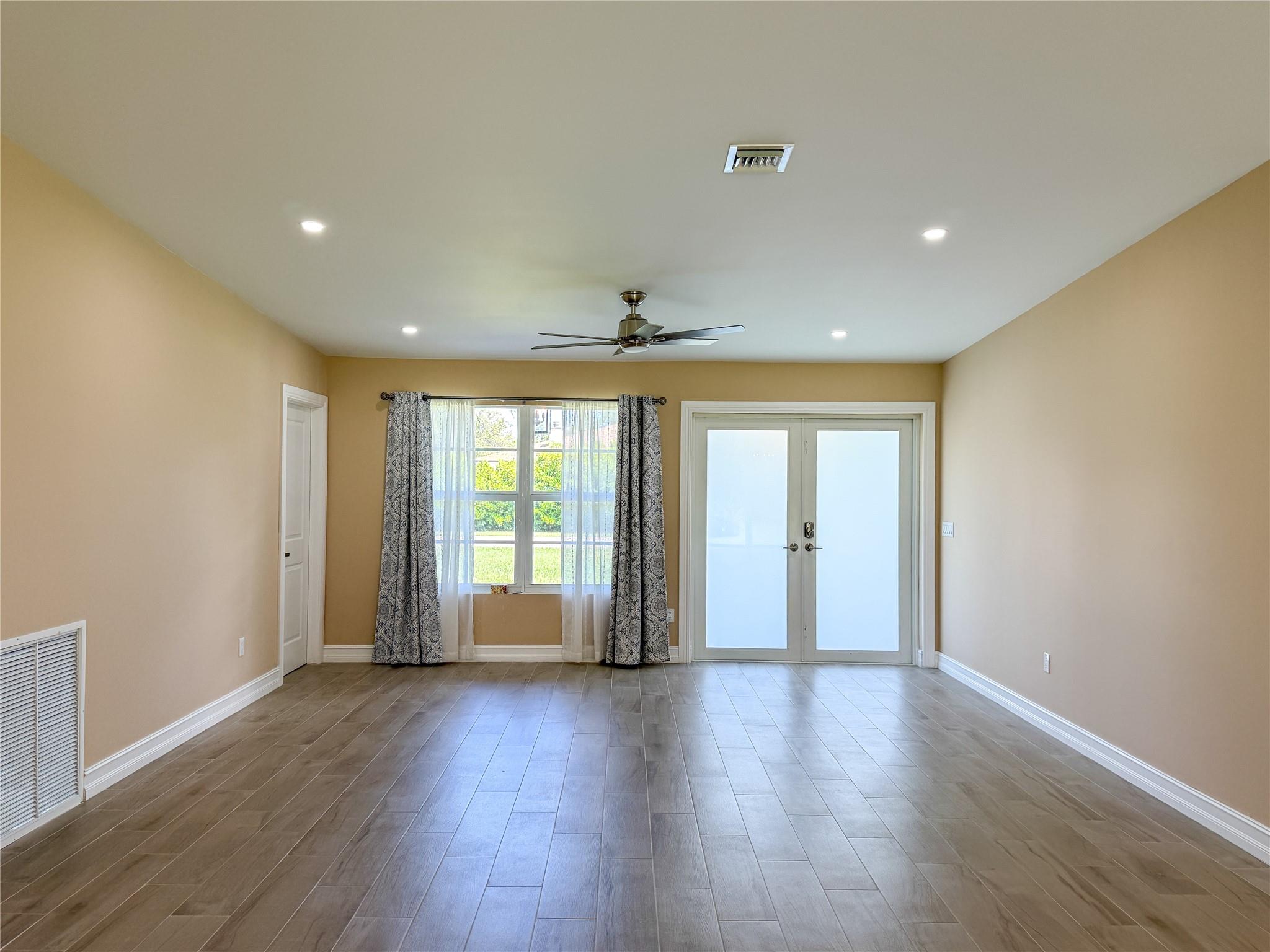 ROLLING OAKS ESTATES - Residential Lease
