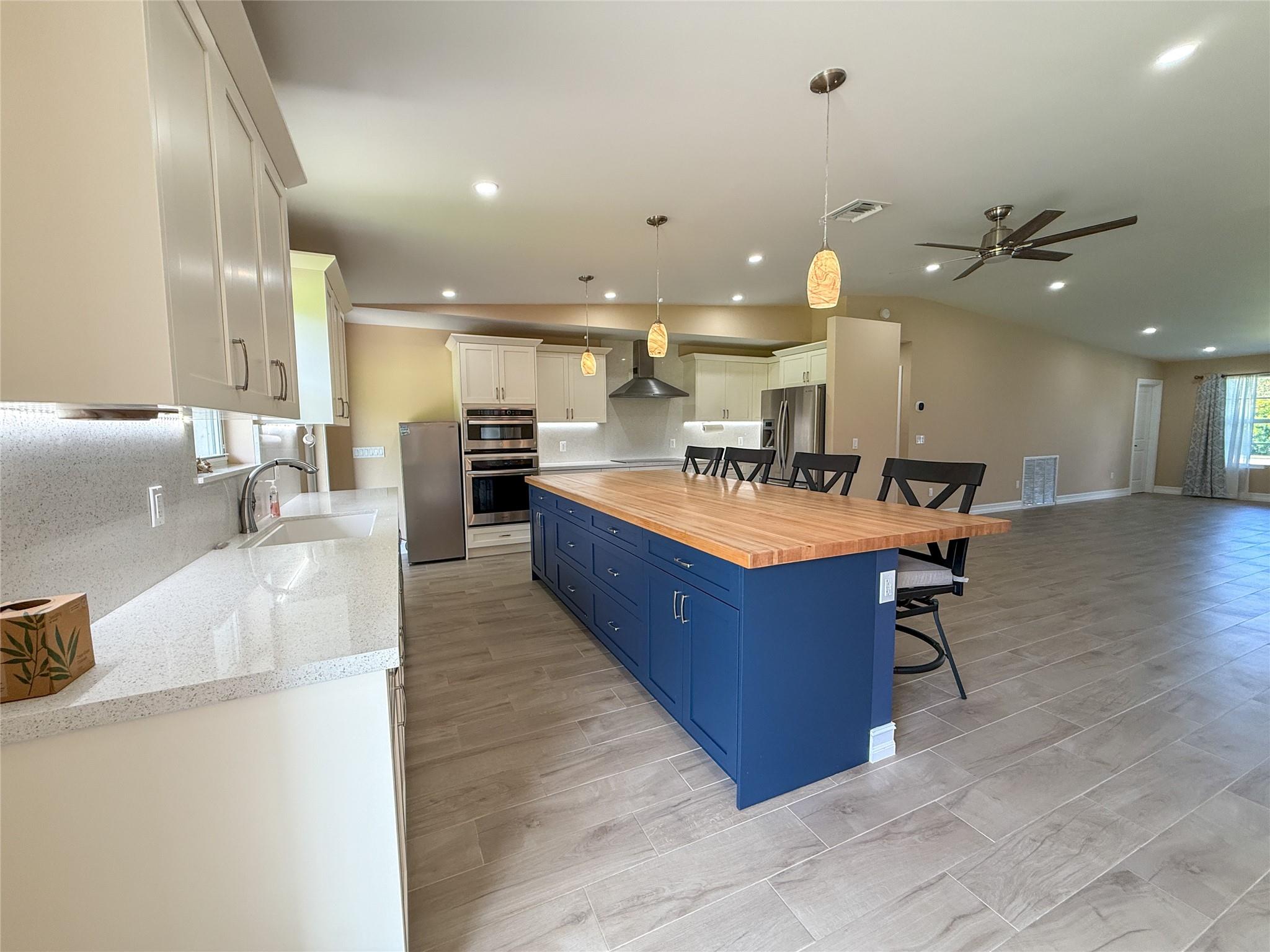 ROLLING OAKS ESTATES - Residential Lease