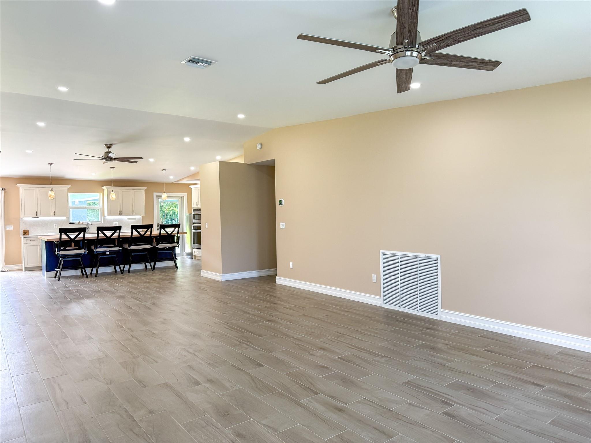 ROLLING OAKS ESTATES - Residential Lease