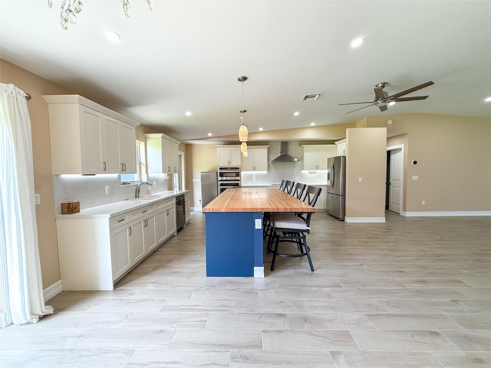 ROLLING OAKS ESTATES - Residential Lease