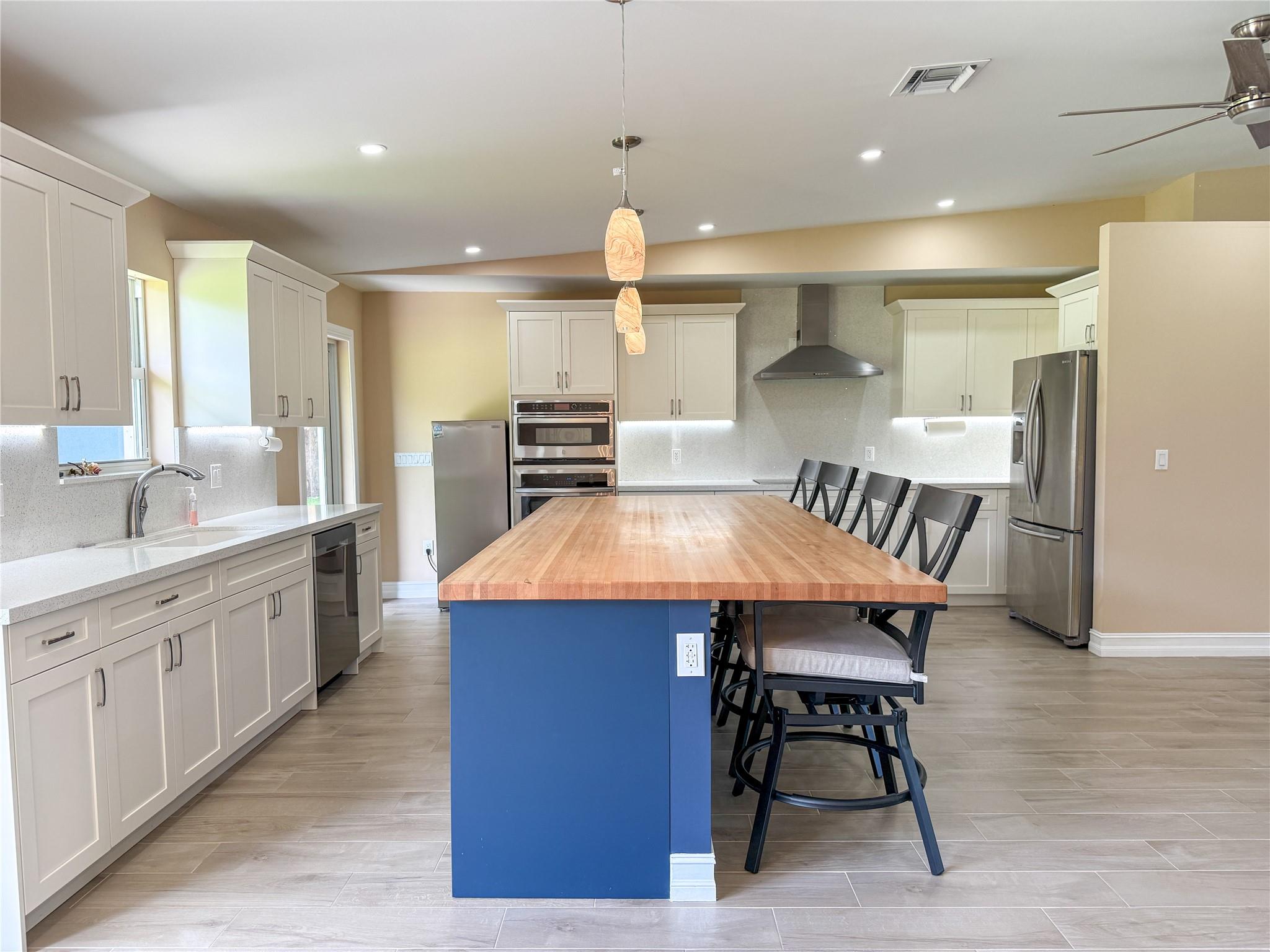 ROLLING OAKS ESTATES - Residential Lease