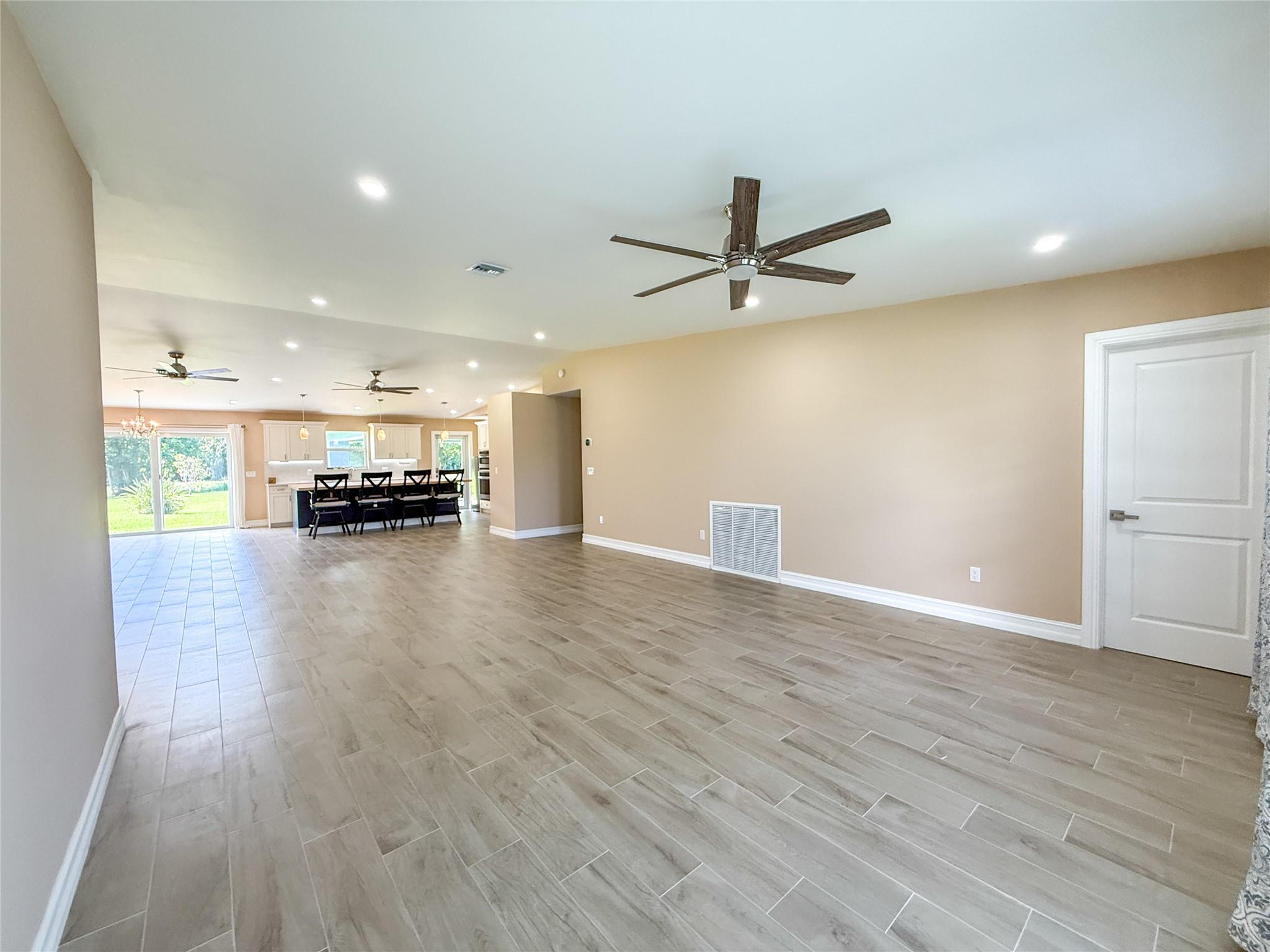 ROLLING OAKS ESTATES - Residential Lease