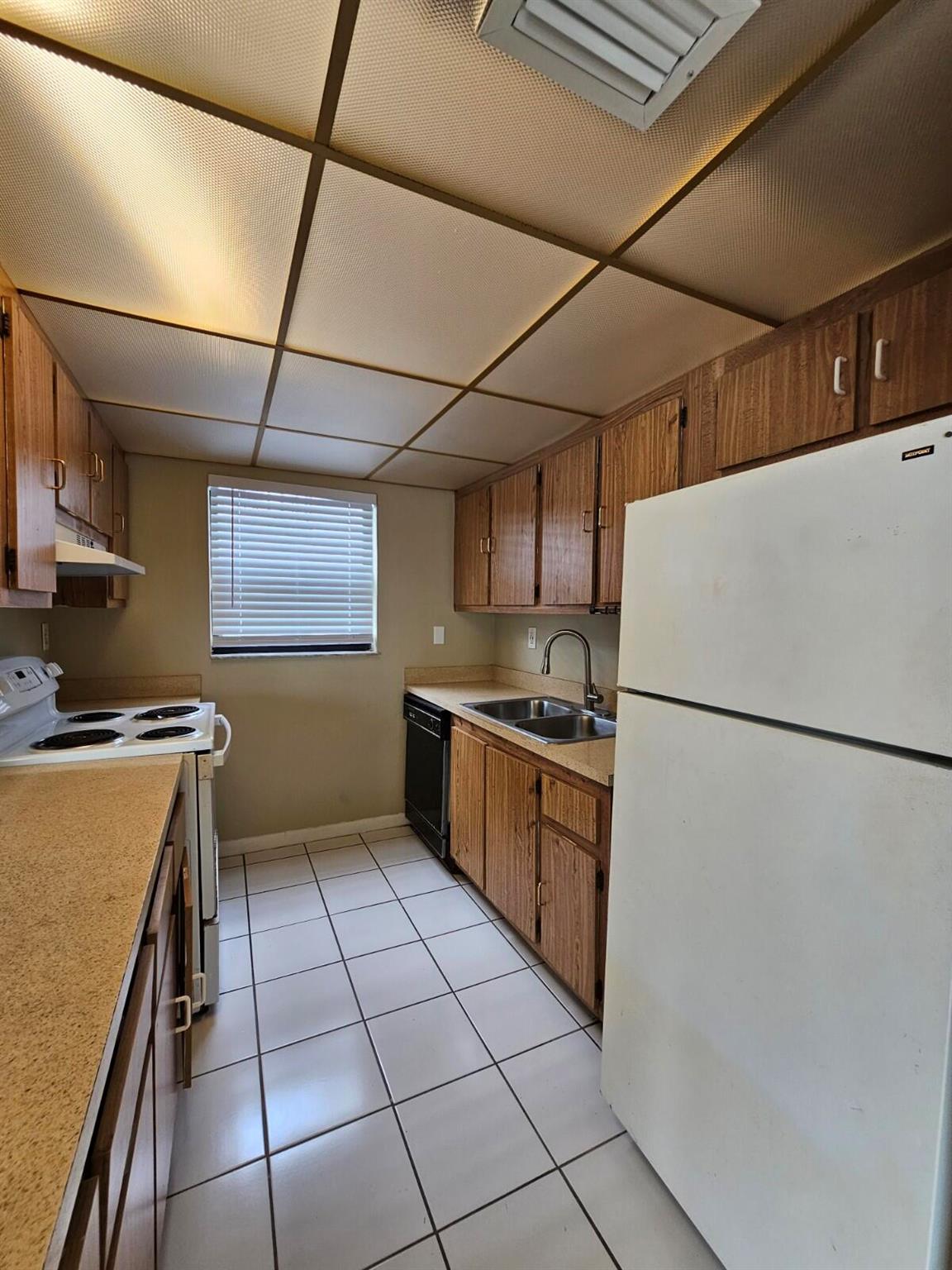 PRESIDENTIAL GOLFVIEW CONDO - Residential