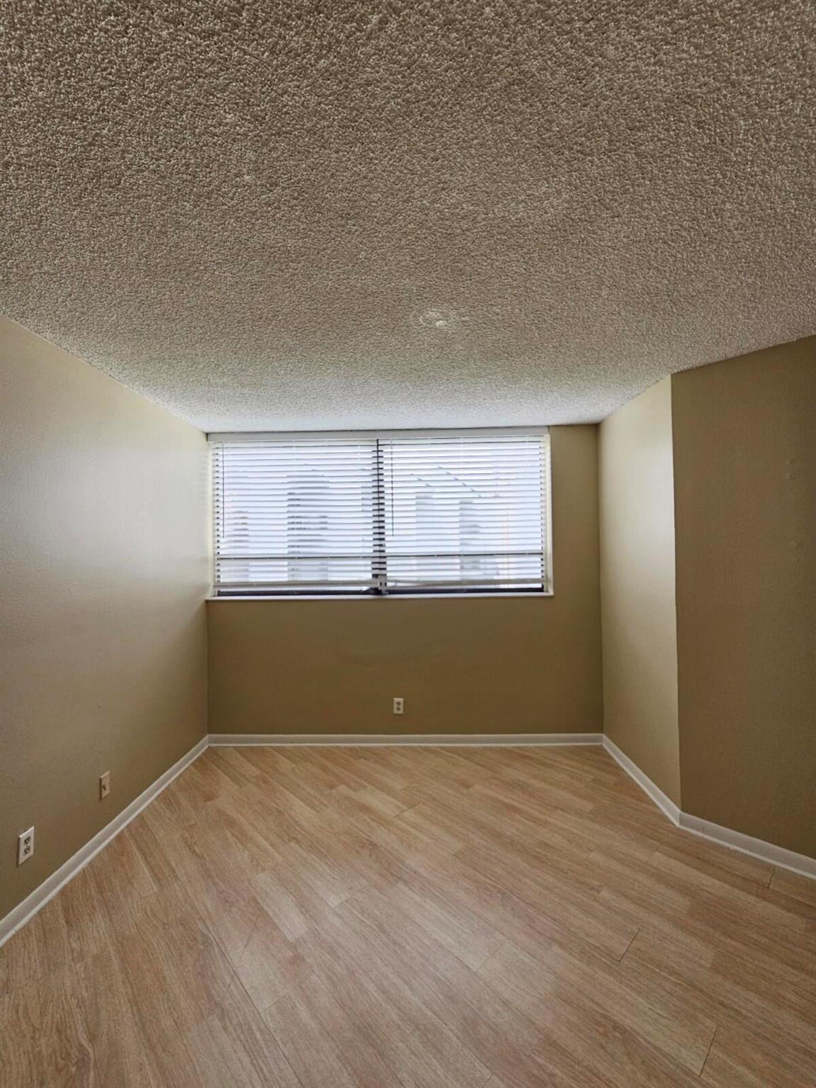 PRESIDENTIAL GOLFVIEW CONDO - Residential