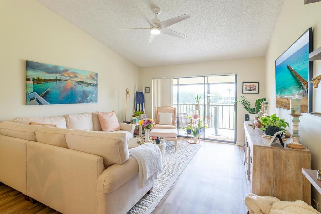 Photo of 1082 N Keystone Drive #F, Jupiter, FL 33458 (MLS # R10985806)