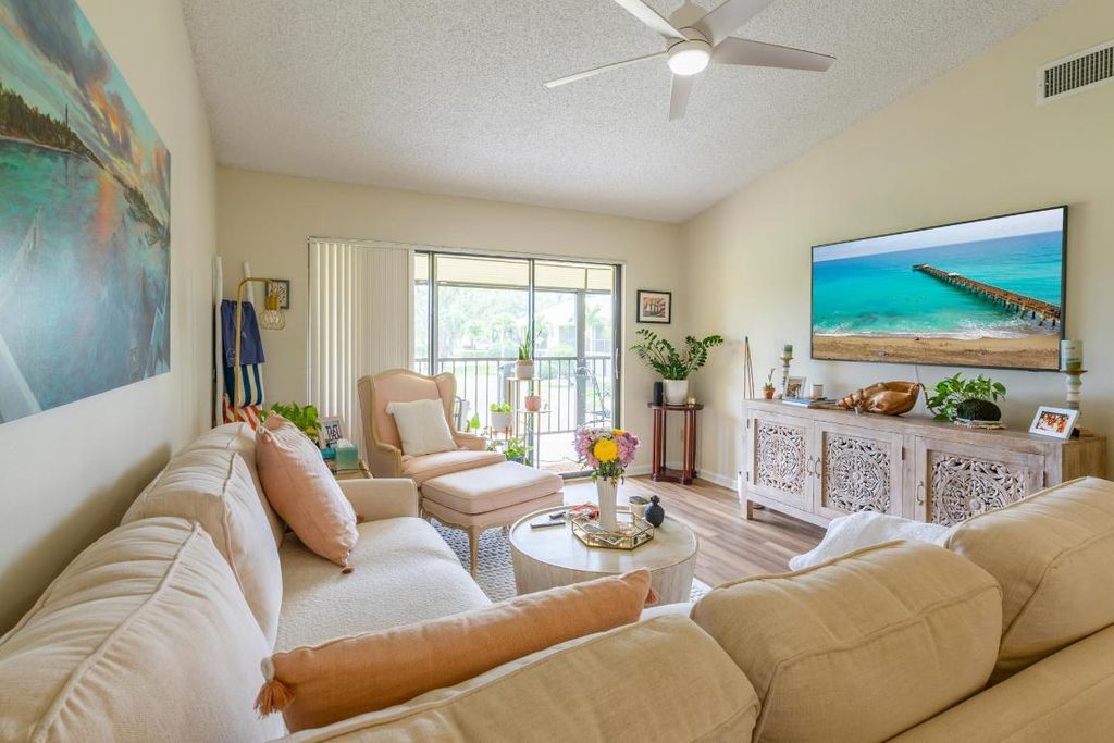 Photo of 1082 N Keystone Drive #F, Jupiter, FL 33458 (MLS # R10985806)