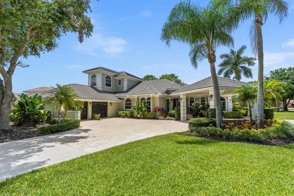 Photo of 9433 Meadowood Drive, Fort Pierce, FL 34951 (MLS # R10723830)