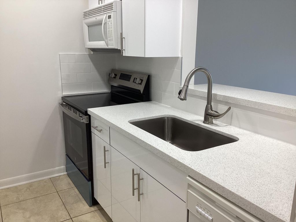 Photo of 222 N Federal Highway #220, Deerfield Beach, FL 33441 (MLS # B26002945)