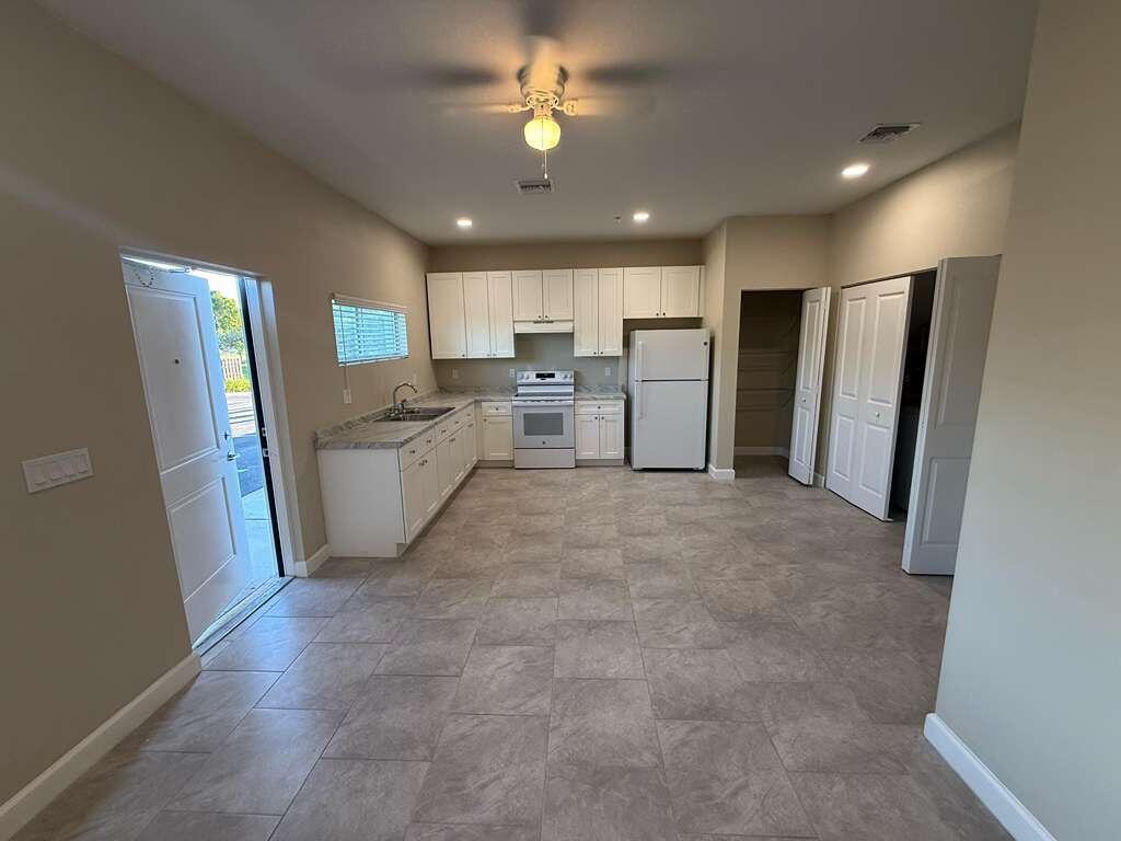 PALM BEACH FARMS CO 7 - Residential Lease
