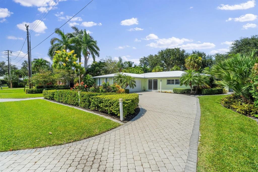 Photo of 7 Country Club Circle, Tequesta, FL 33469 (MLS # R10745176)