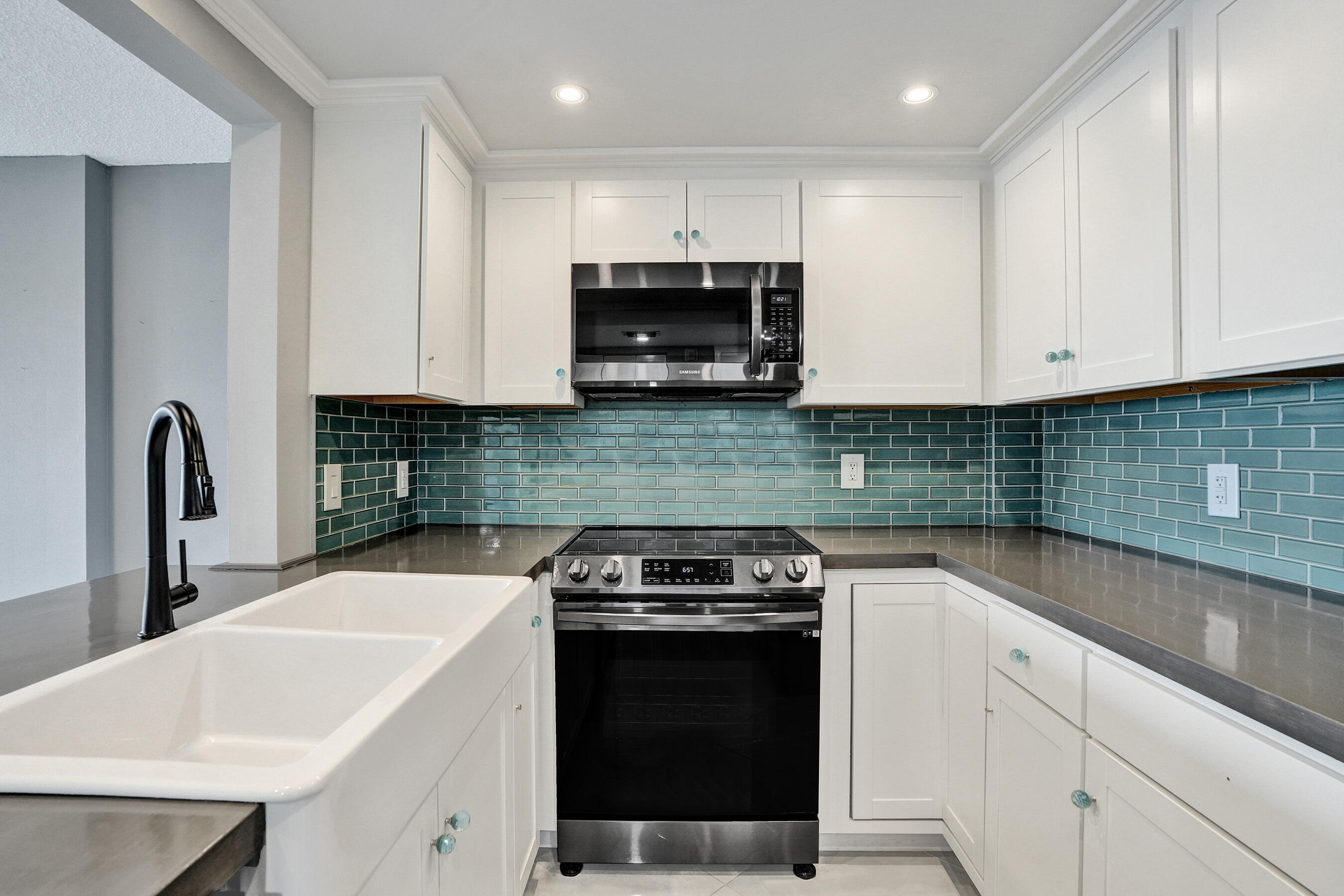 2611 N Riverside Drive 604