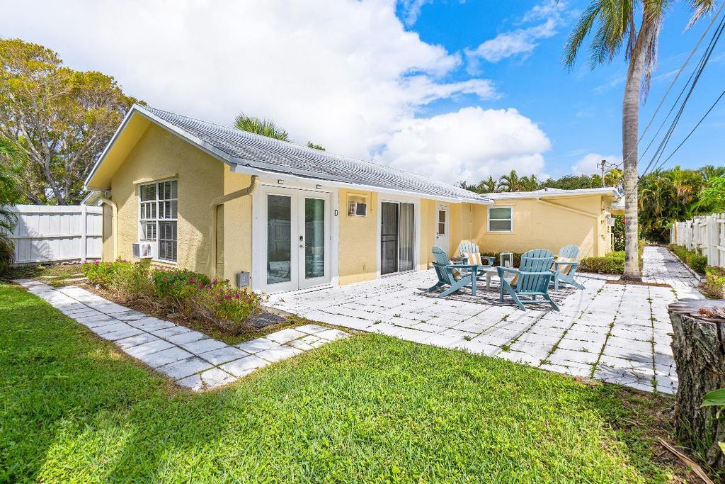 Photo of 624 Allen Avenue #D, Delray Beach, FL 33483 (MLS # R11115579)