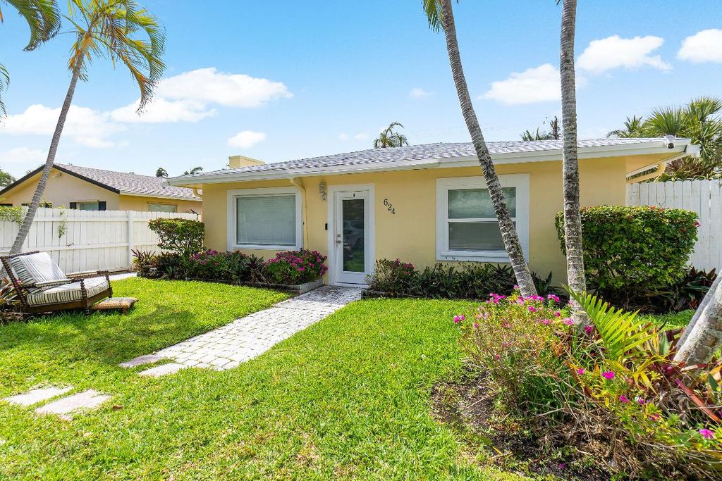 Photo of 624 Allen Avenue #D, Delray Beach, FL 33483 (MLS # R11115579)