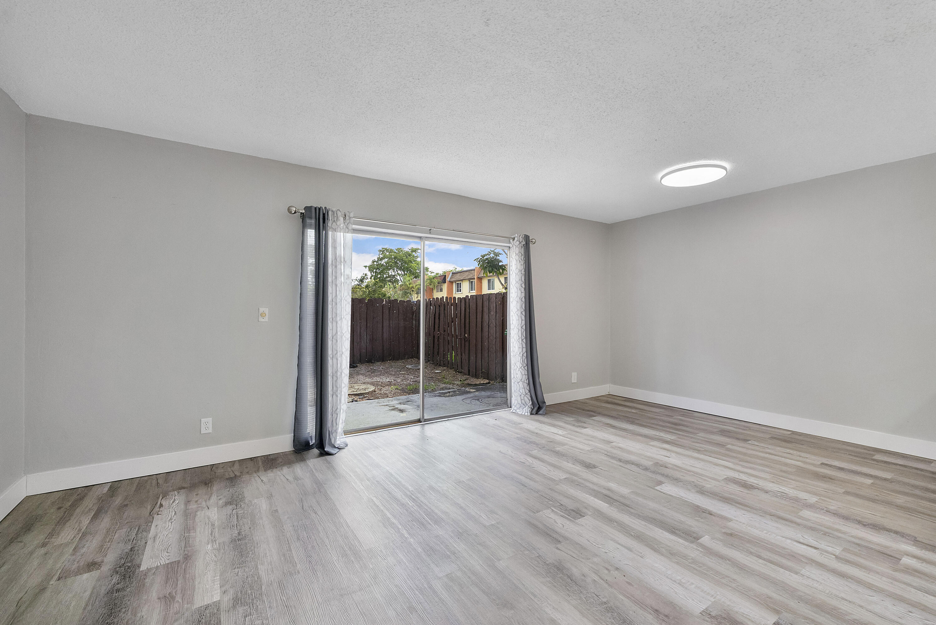 BRENTWOOD TOWNHOUSE 2 - Residential