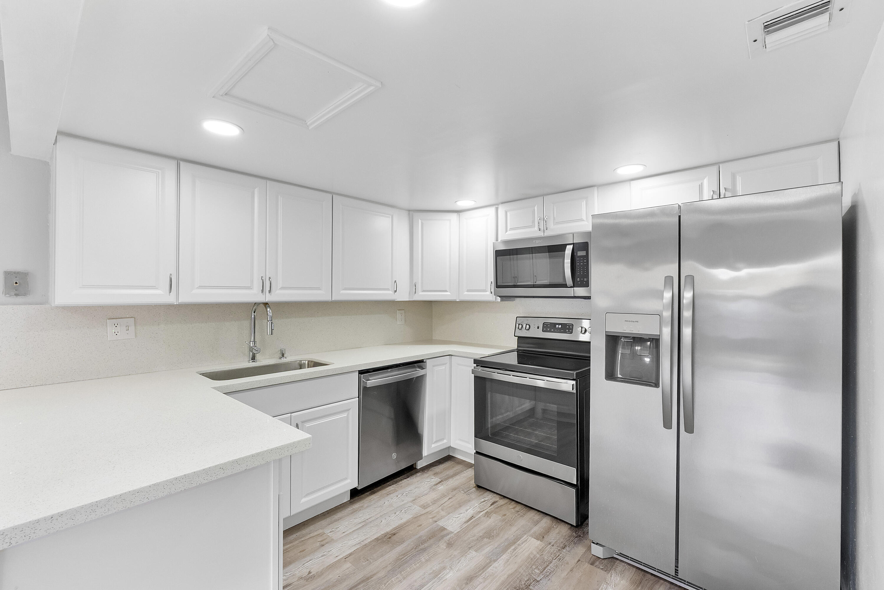 BRENTWOOD TOWNHOUSE 2 - Residential