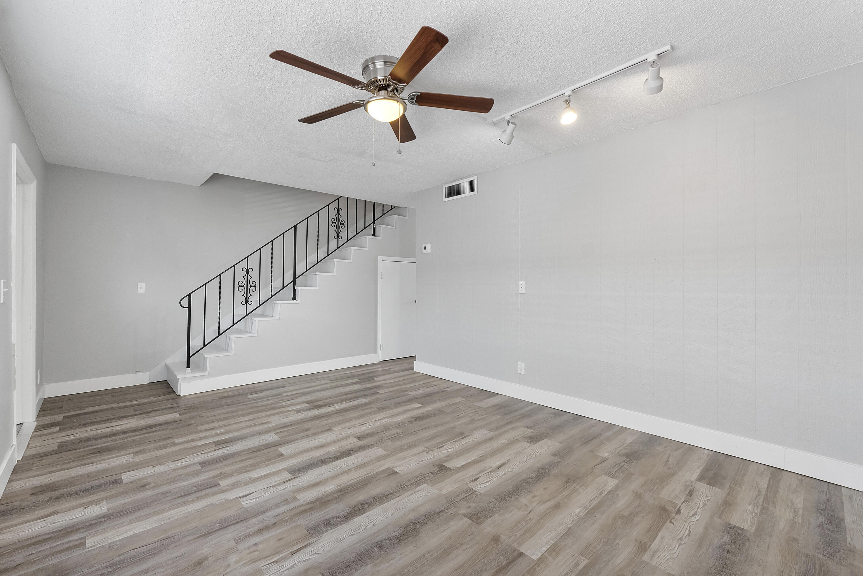 BRENTWOOD TOWNHOUSE 2 - Residential