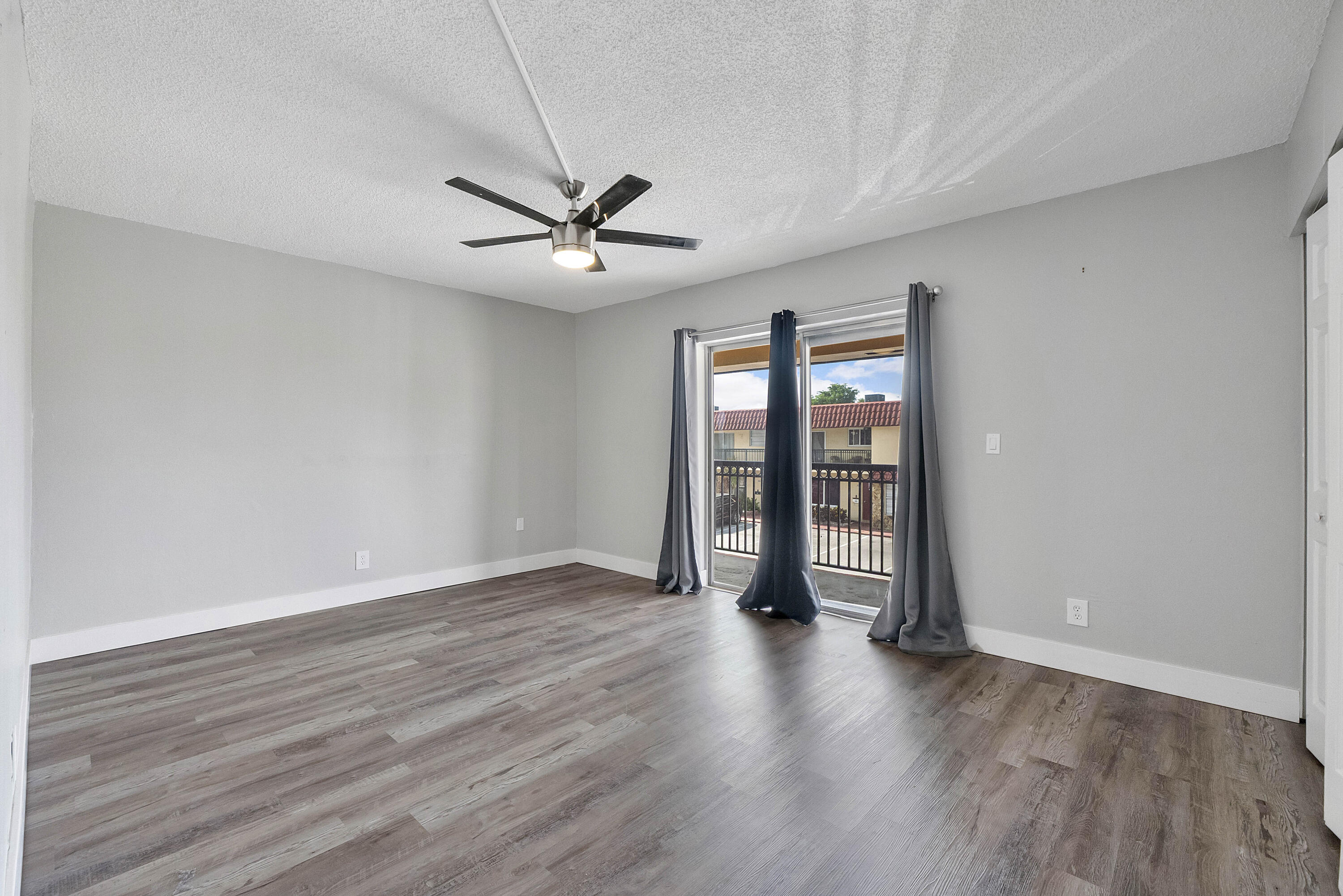 BRENTWOOD TOWNHOUSE 2 - Residential