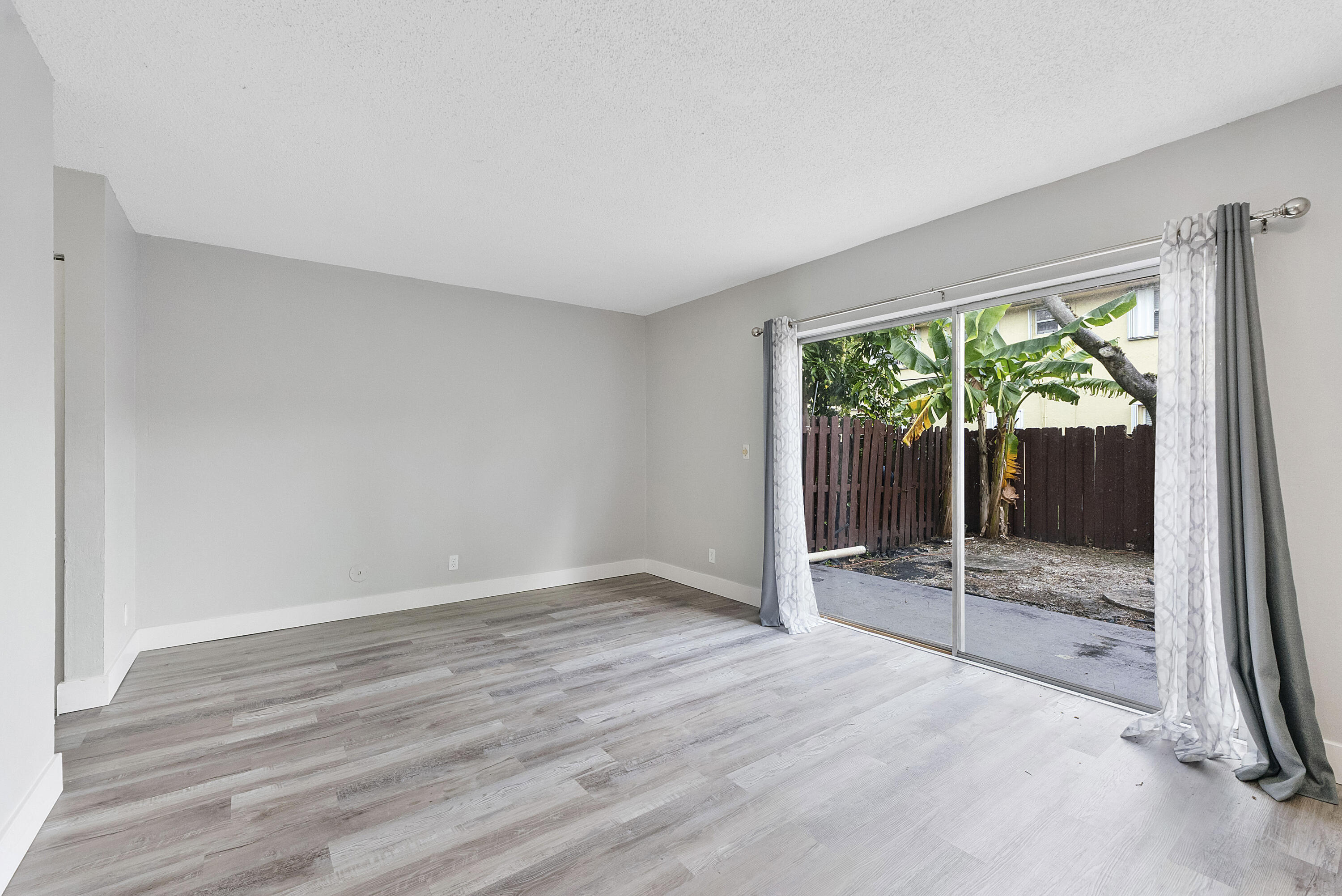 BRENTWOOD TOWNHOUSE 2 - Residential