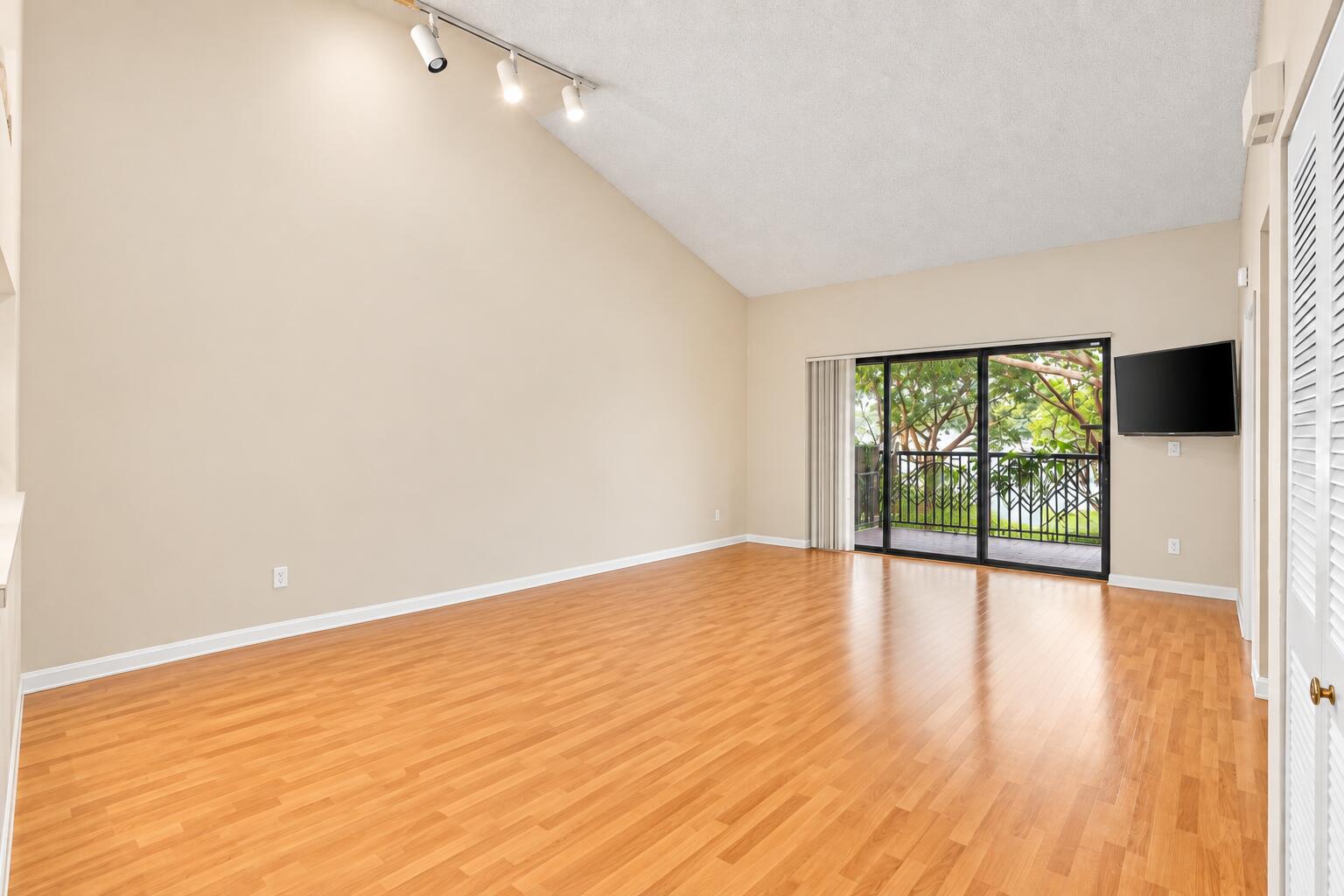 906 CONGRESSIONAL Way 906