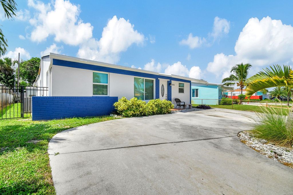 Photo of 2011 Park Street, Lake Worth Beach, FL 33460 (MLS # R11021405)