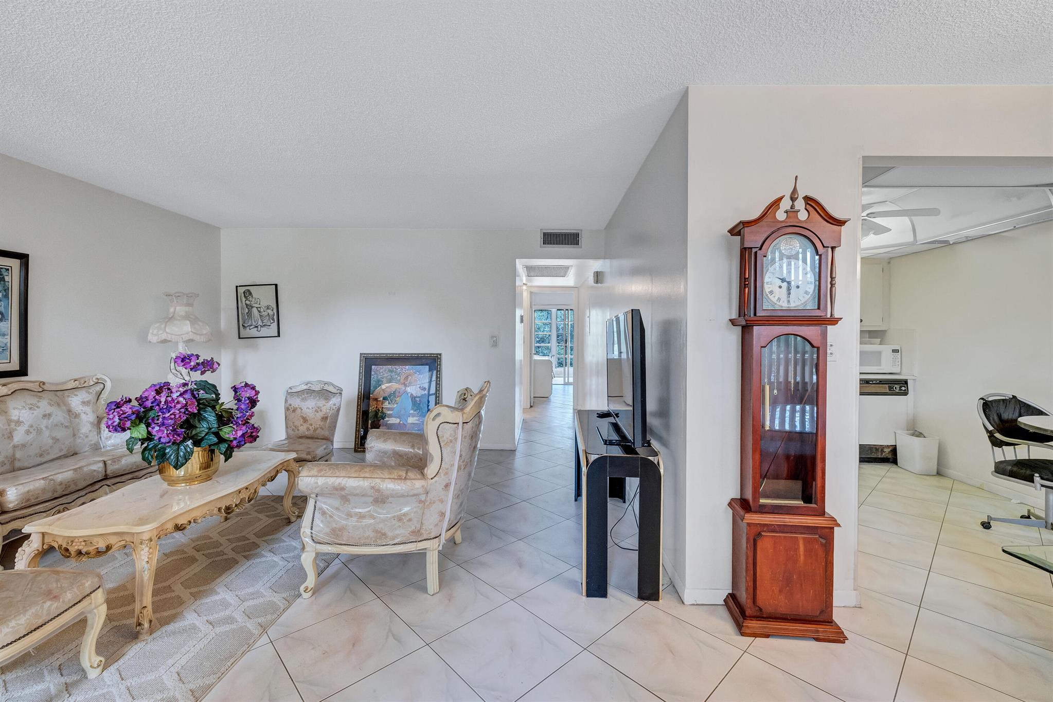 1902 Bermuda Circle L2, Coconut Creek, FL, 33066/$130,000 3 1902 Bermuda Circle L2