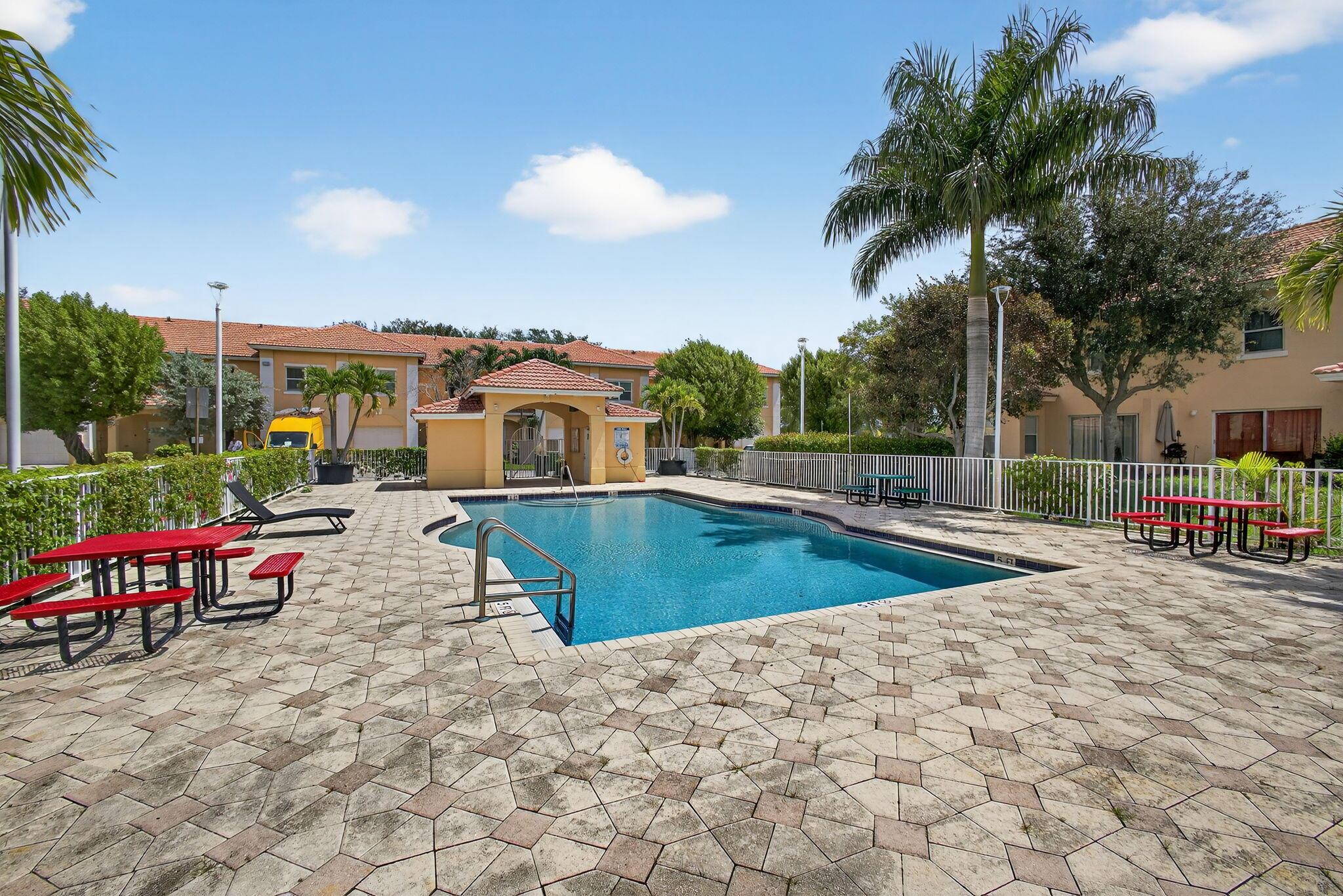 ESTANCIA AT PALM SPRINGS - Residential