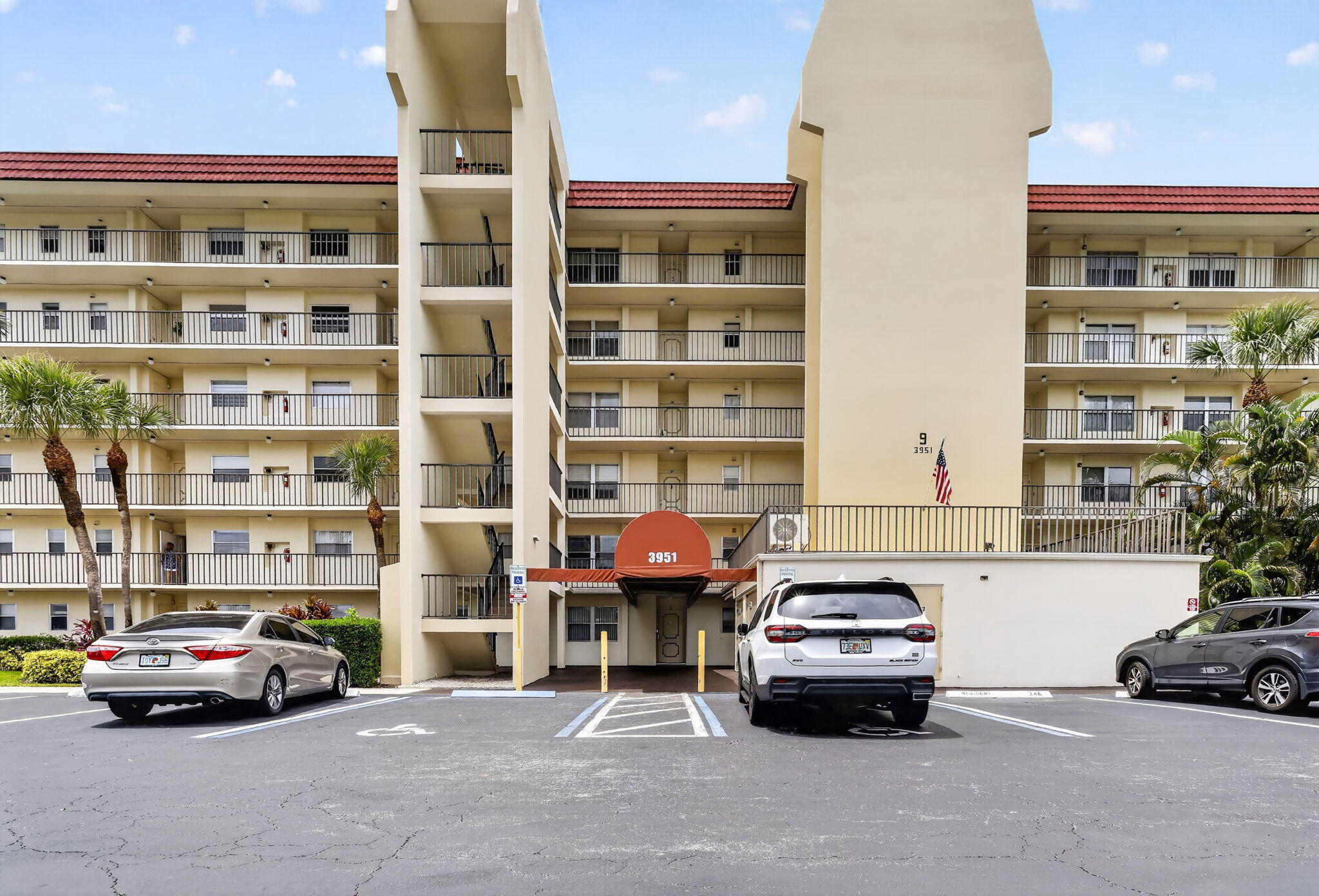 3951 Via Poinciana 209