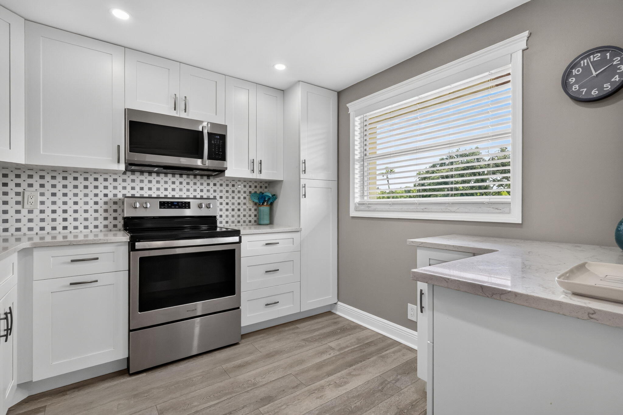 3951 Via Poinciana 209