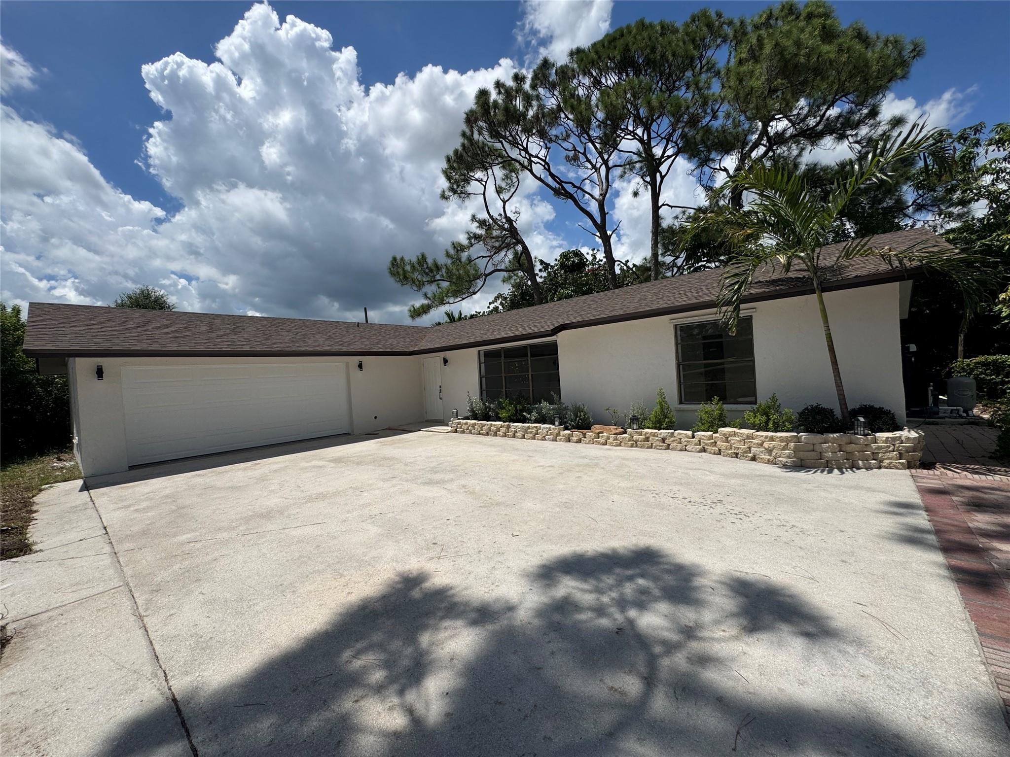 Beautiful recently renovated in 2025 Single story home. Open floor plan and huge screen covered patio. close to shopping, schools and recreational facilities.