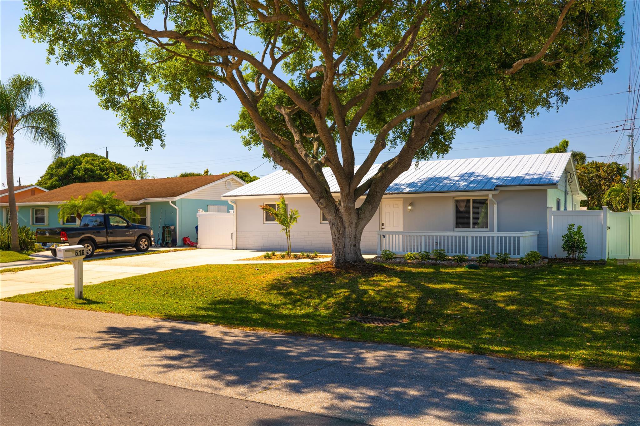 516 E Whitney Dr
