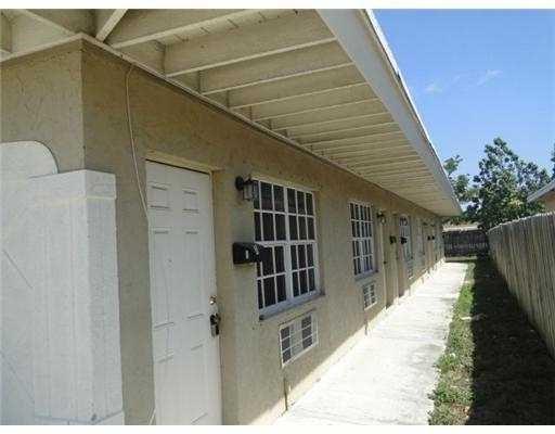 Studio for 2 people, water, electric and gas included. Good Neighborhood, close to I95.