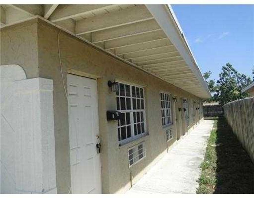 Studio for 2 people, water, electric and gas included. Good Neighborhood, close to I95.