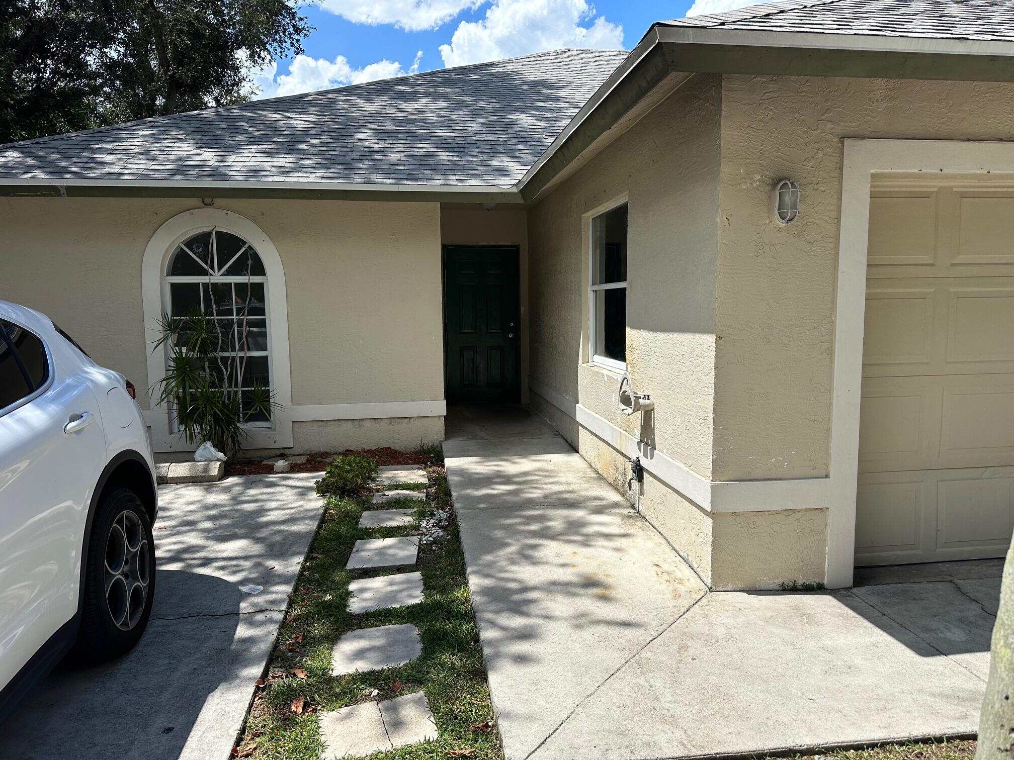 NICE TOWNHOUSE 3 BEDROOM 2 BATHROOMGREAT LOCATION IN WELLINGTON