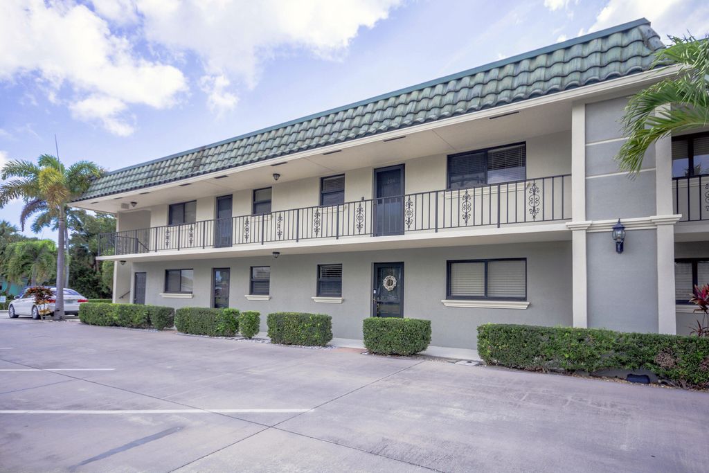 Photo of 326 Northlake Drive #204, North Palm Beach, FL 33408 (MLS # R10968884)