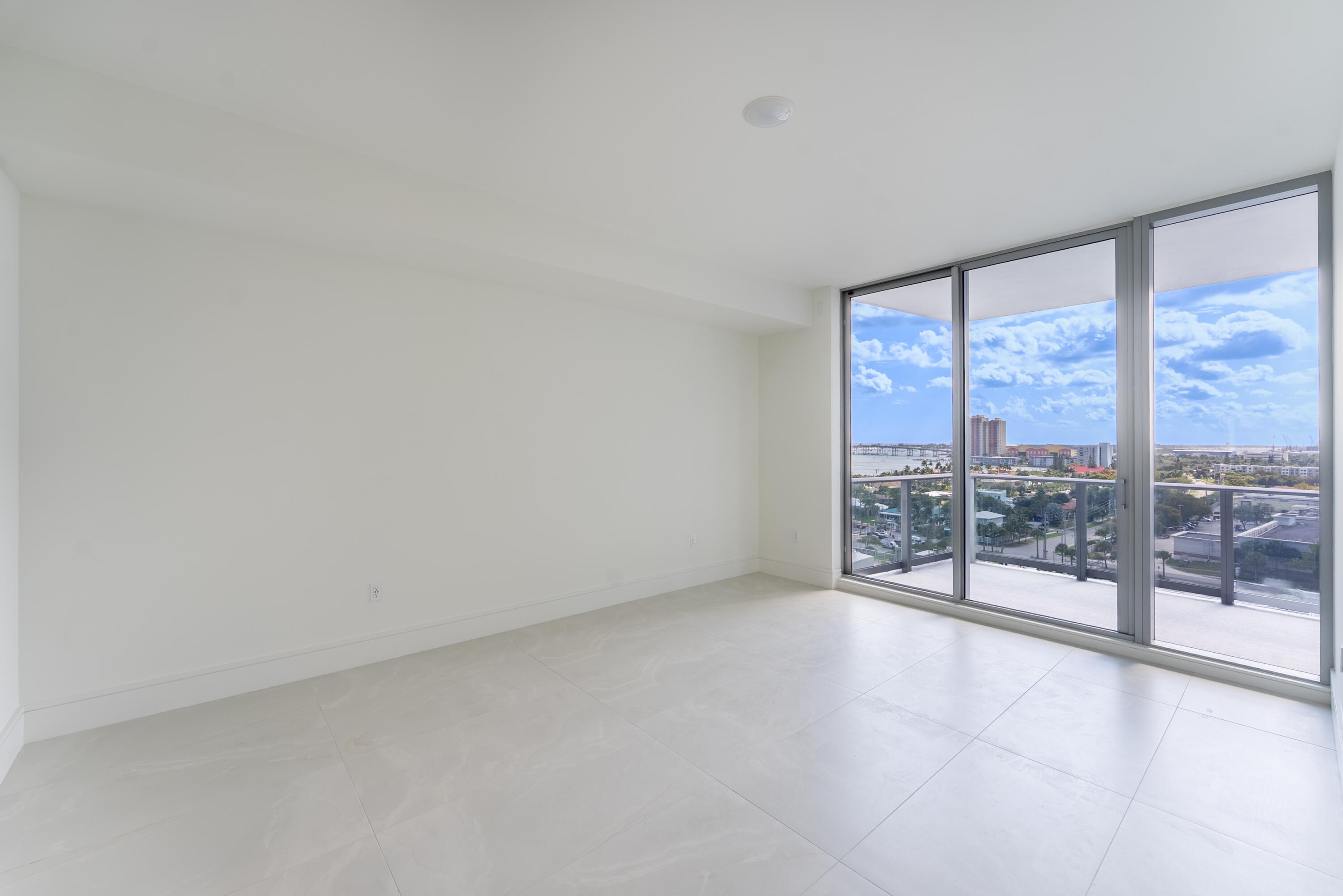 NAUTILUS 220 CONDOMINIUM - Residential