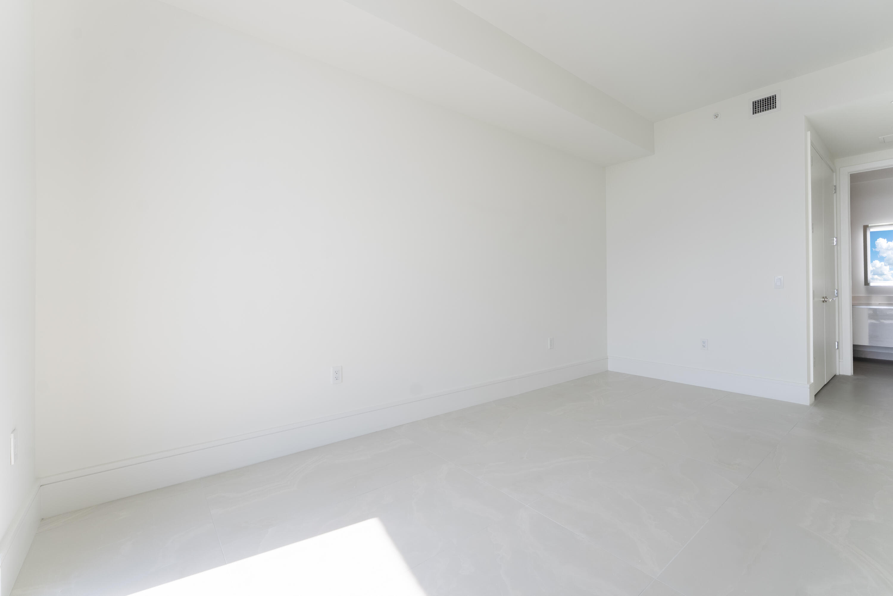 NAUTILUS 220 CONDOMINIUM - Residential