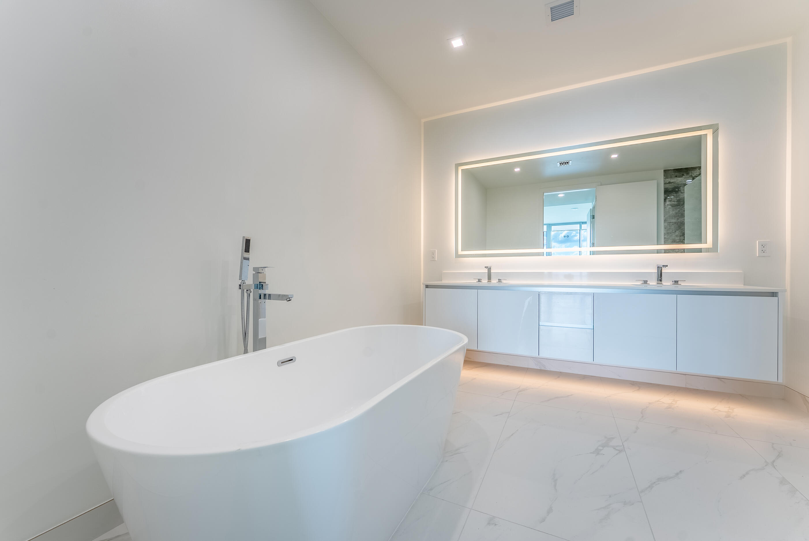 NAUTILUS 220 CONDOMINIUM - Residential