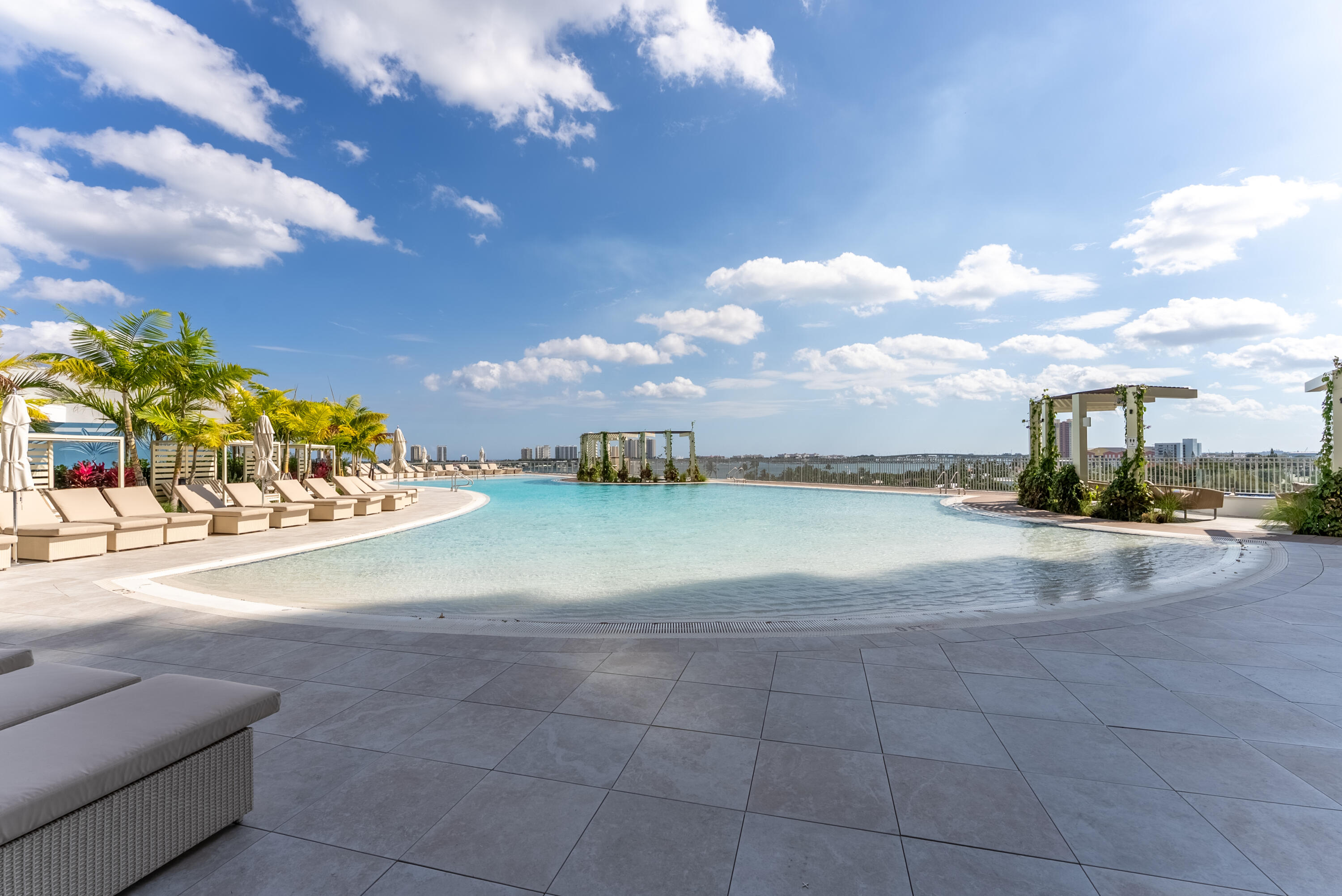 NAUTILUS 220 CONDOMINIUM - Residential