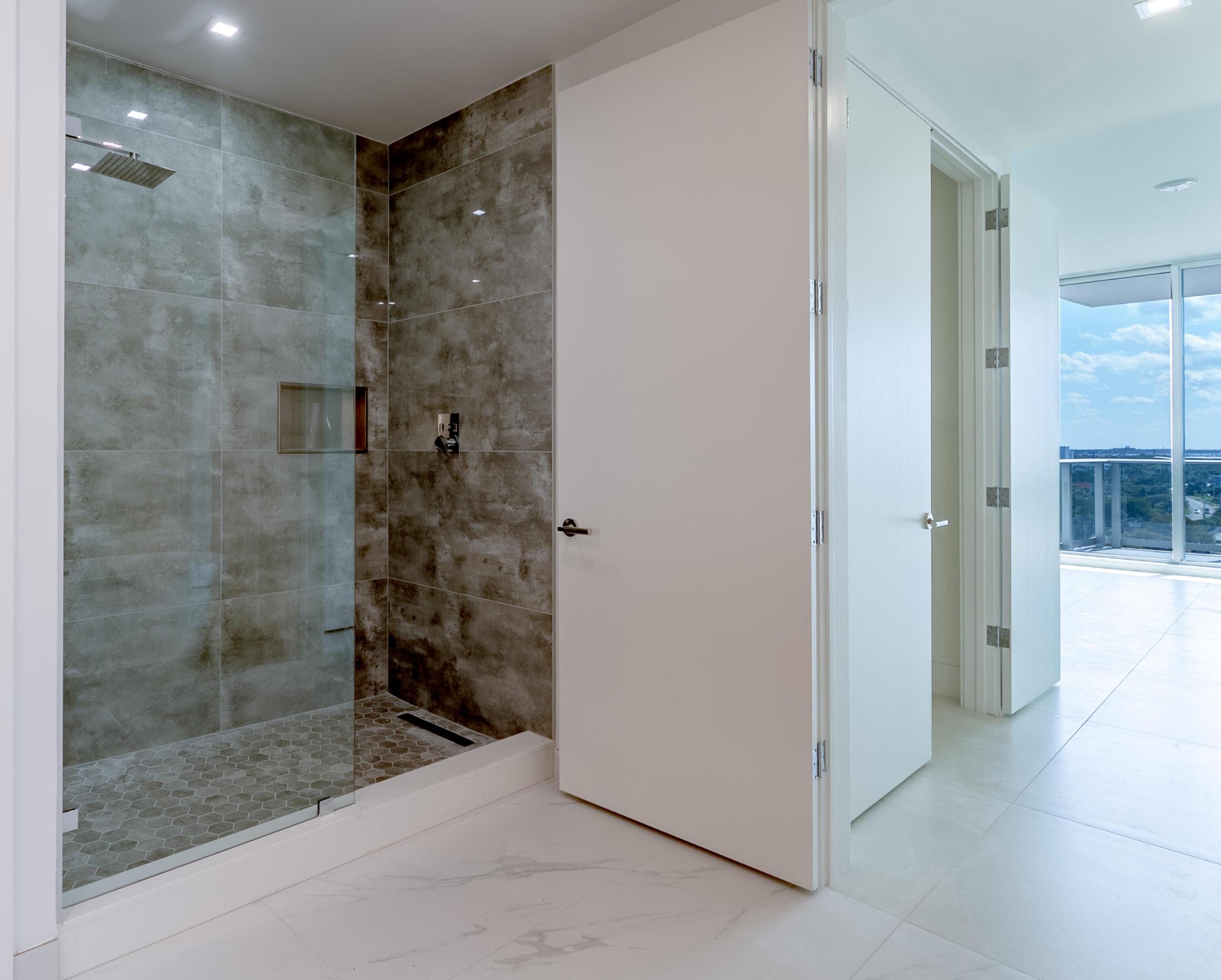 NAUTILUS 220 CONDOMINIUM - Residential