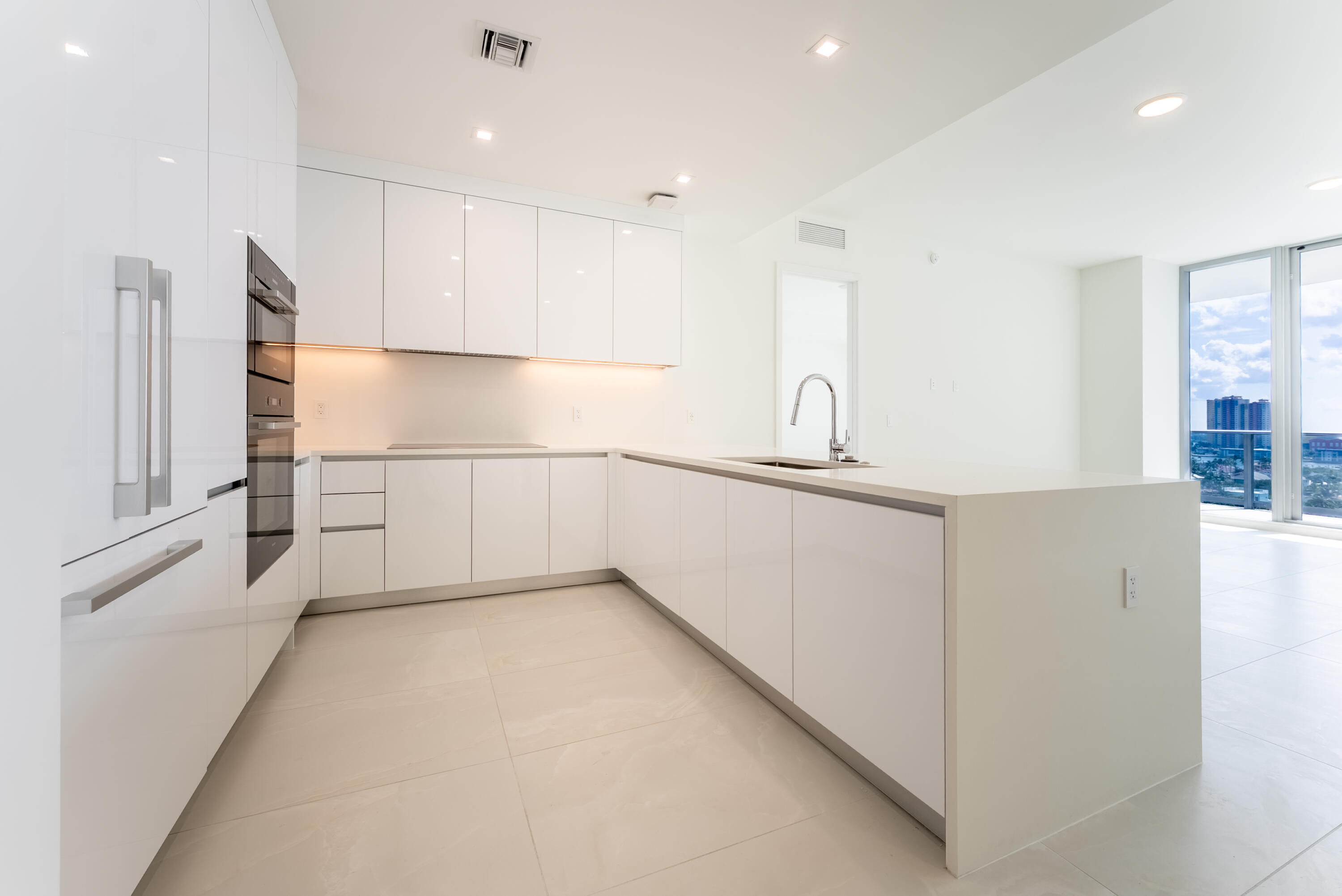 NAUTILUS 220 CONDOMINIUM - Residential