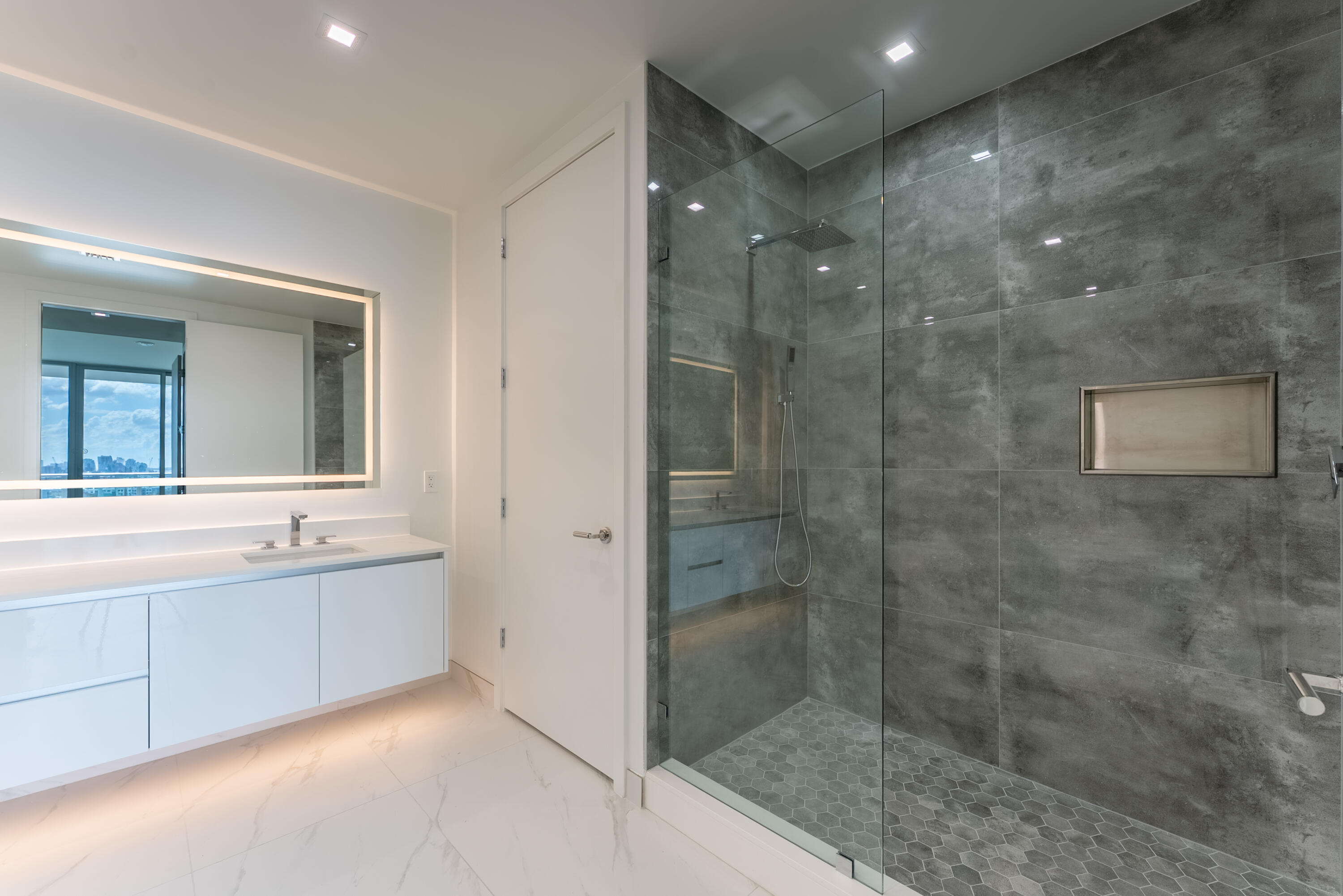 NAUTILUS 220 CONDOMINIUM - Residential