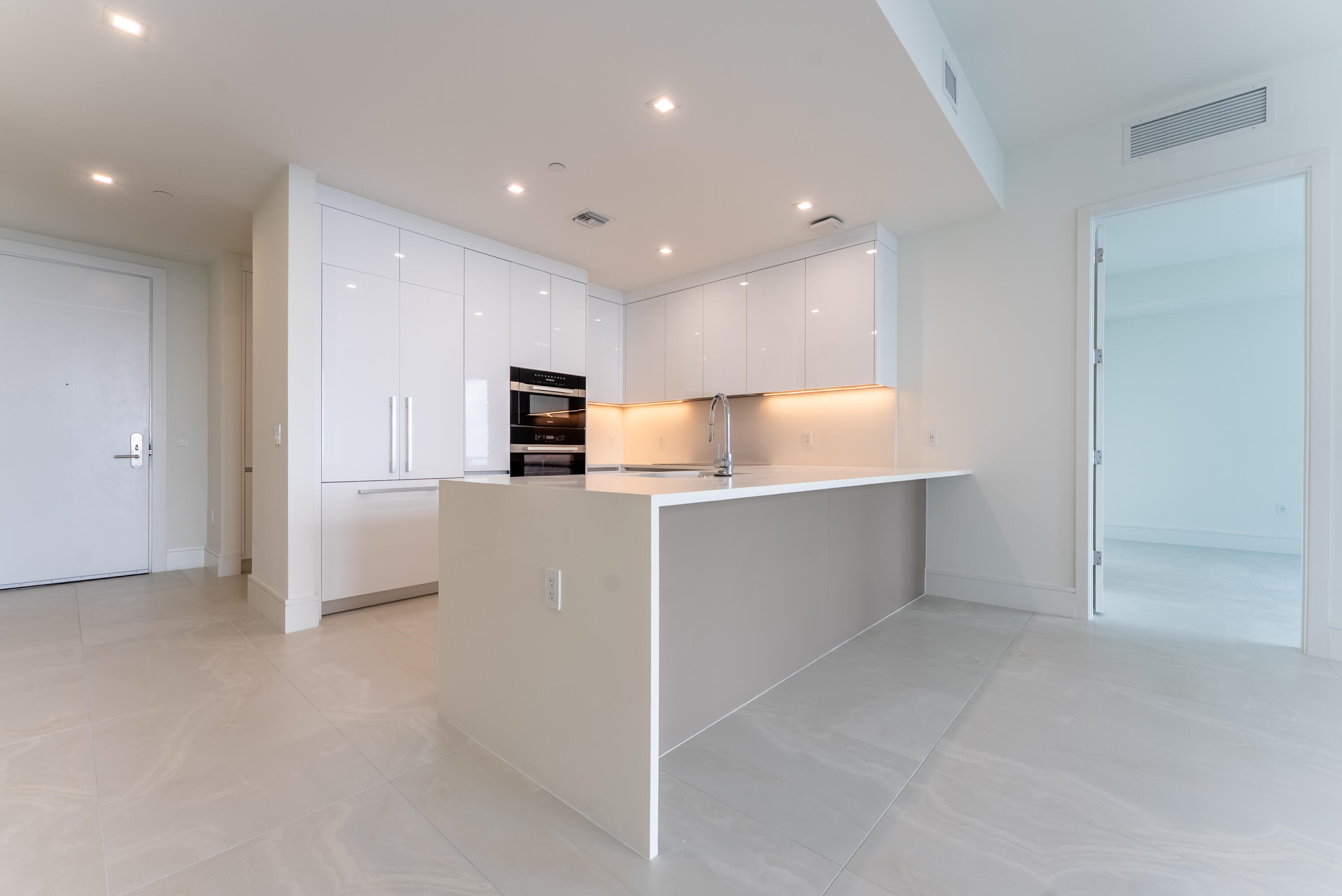 NAUTILUS 220 CONDOMINIUM - Residential