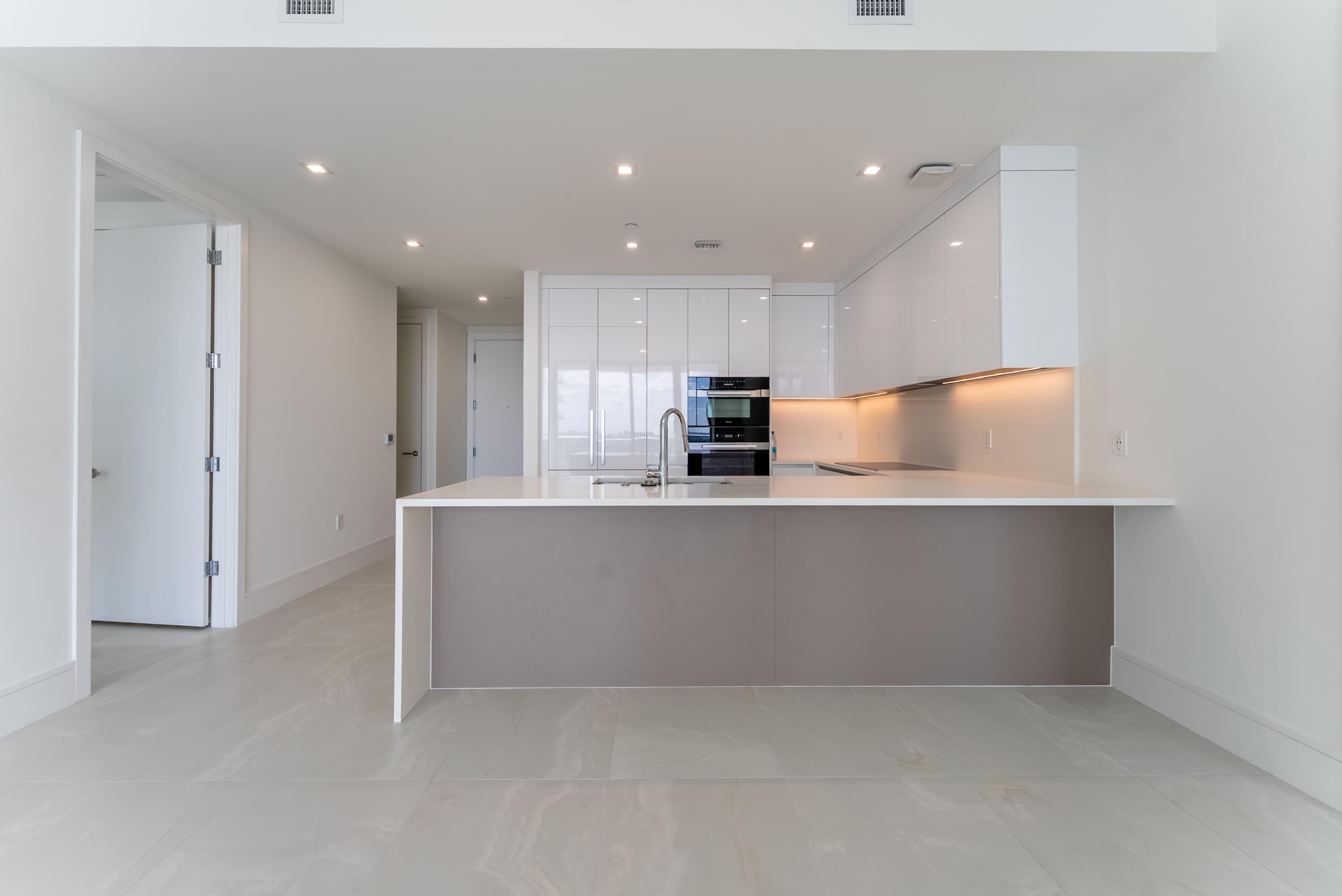 NAUTILUS 220 CONDOMINIUM - Residential