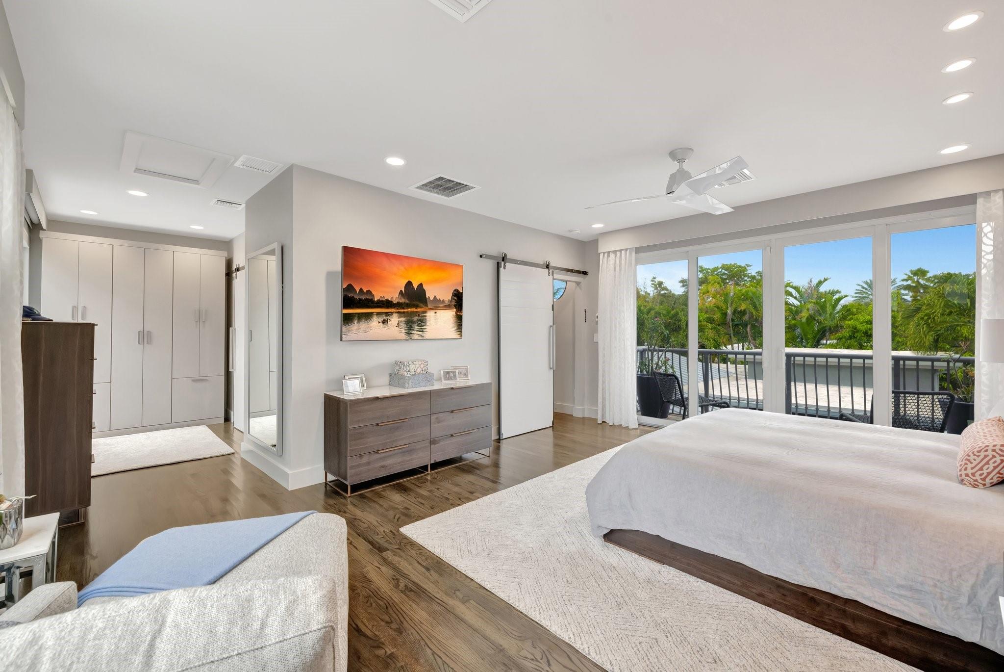 2215 Manatee Dr