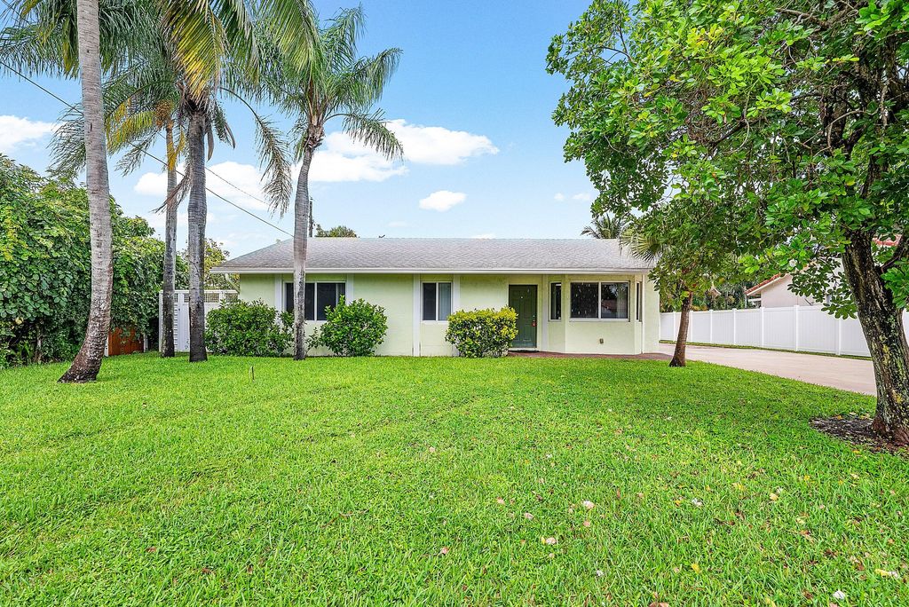 Photo of 165 NW 8th Street, Boca Raton, FL 33432 (MLS # R11130727)